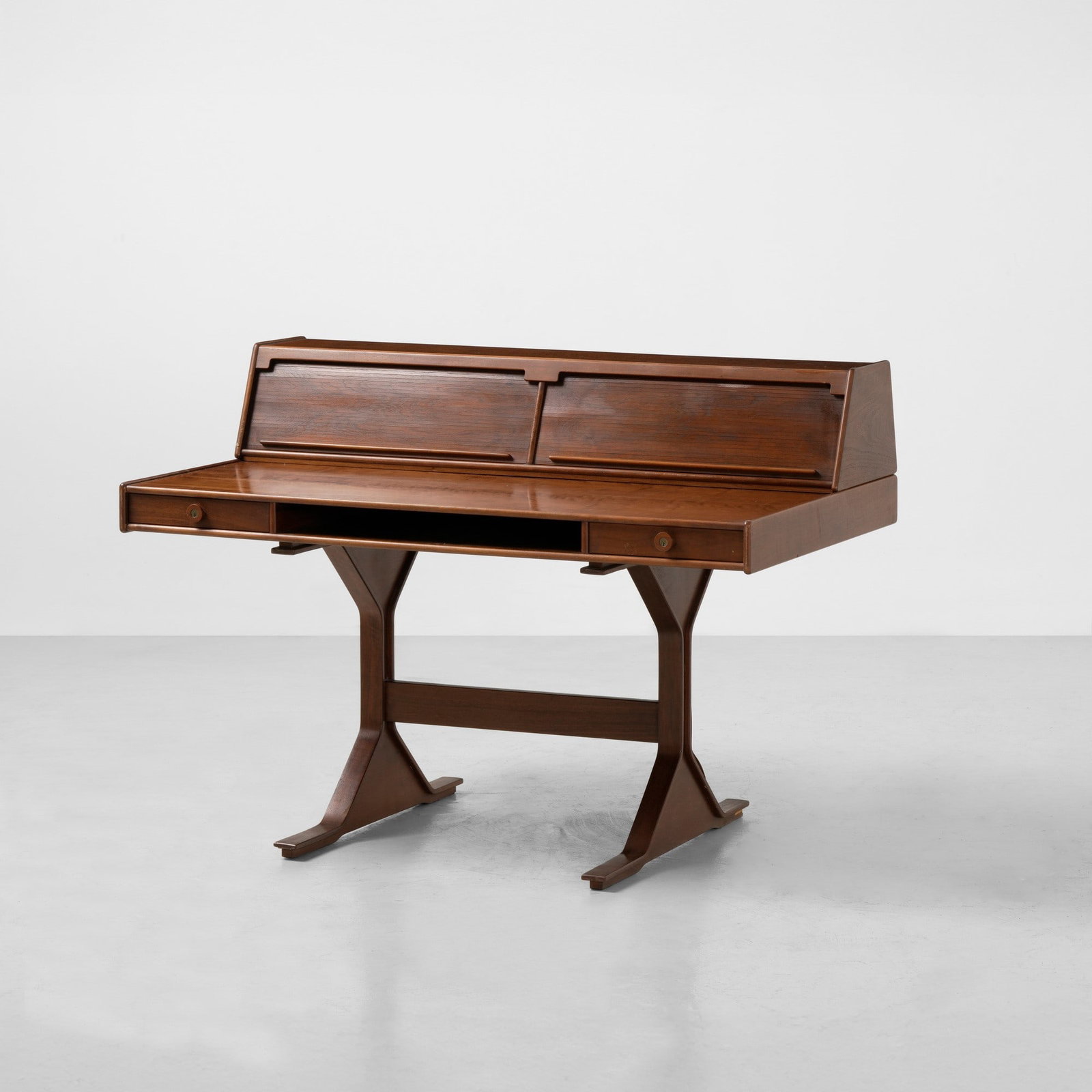Gianfranco Frattini Scrittoio mod. 530: Struttura, sostegni e cassetti in legno e legno impiallacciato. Scomparti a serrandina. Etichetta originale. Prod. Bernini, Italia, 1957. G. Gramigna, Repertorio del design italiano 1950-2000, p. 54,