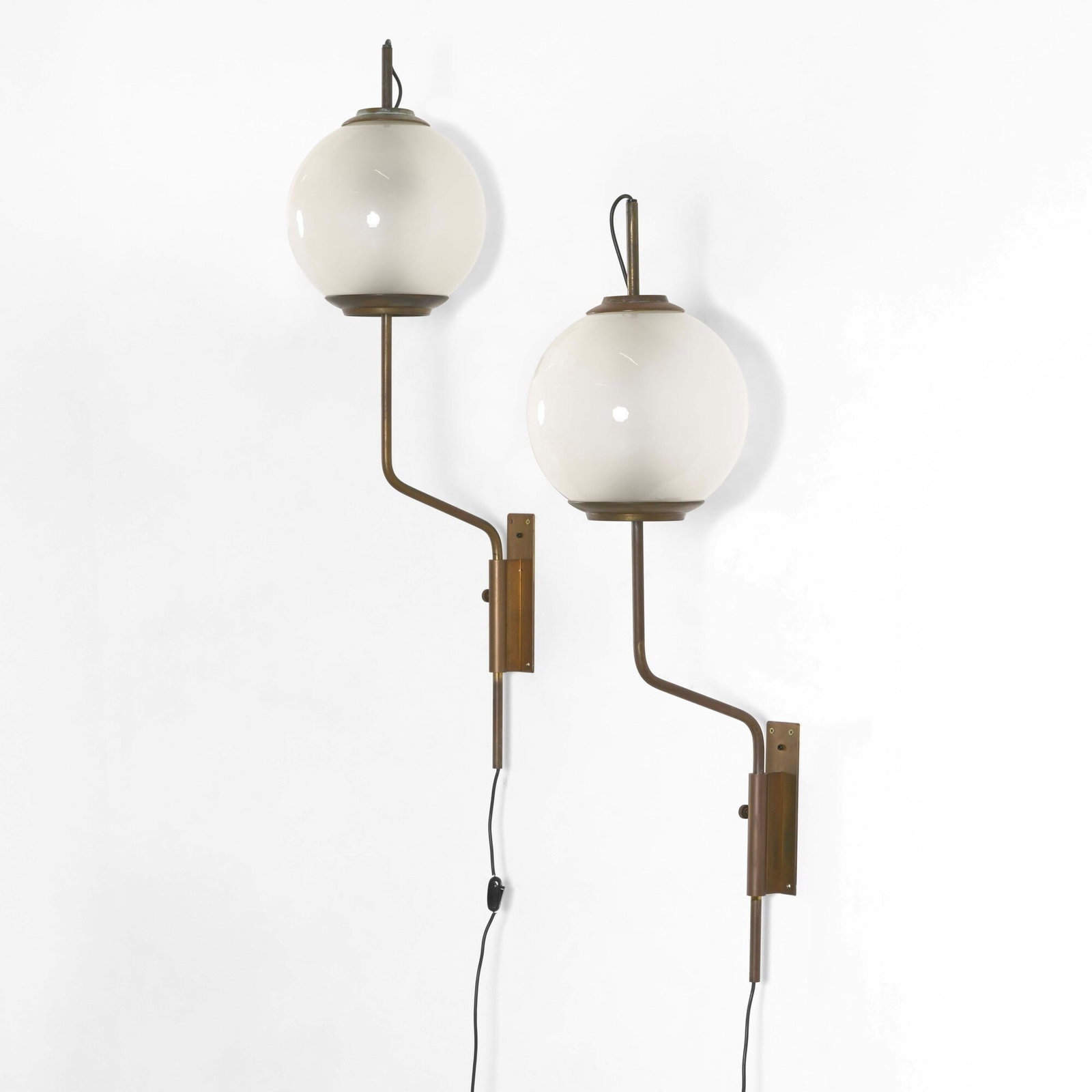 Luigi Caccia Dominioni Due lampade da parete mod. LP11: Struttura in ottone e diffusori in vetro satinato. Marchio originale. Prod. Azucena, Italia, 1958. Catalogo originale Azucena . Measuers: cm 32X50X122