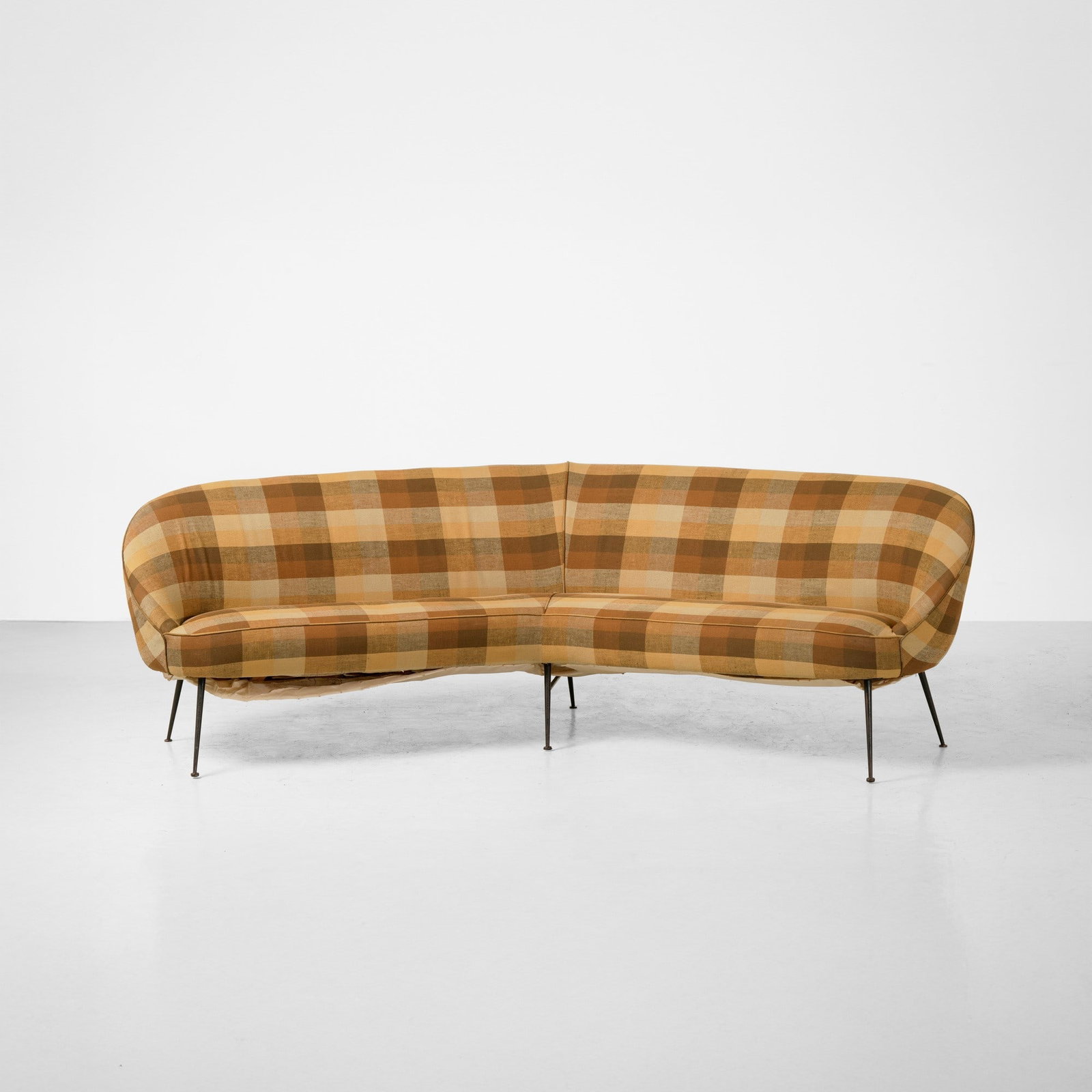 Federico Munari Divano curvo: Struttura in legno, sostegni in metallo laccato e rivestimento in tessuto. Prod. Italia, 1950 ca. . Measuers: cm 250X105X79