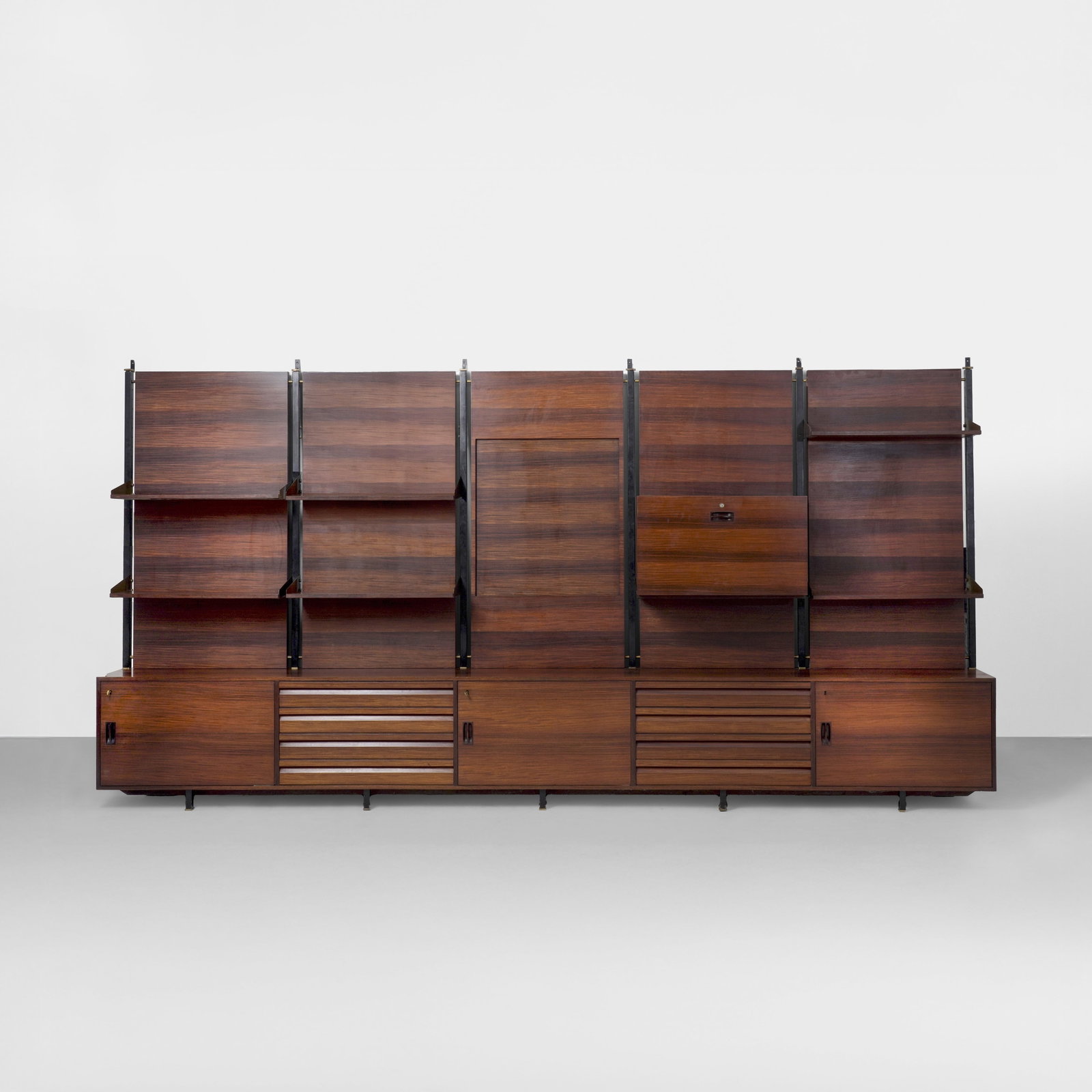 Grande libreria da parete: Struttura e sostegni in metallo laccato e legno impiallacciato. Prod. Italia, 1950 ca. . Measuers: cm 438X40X226