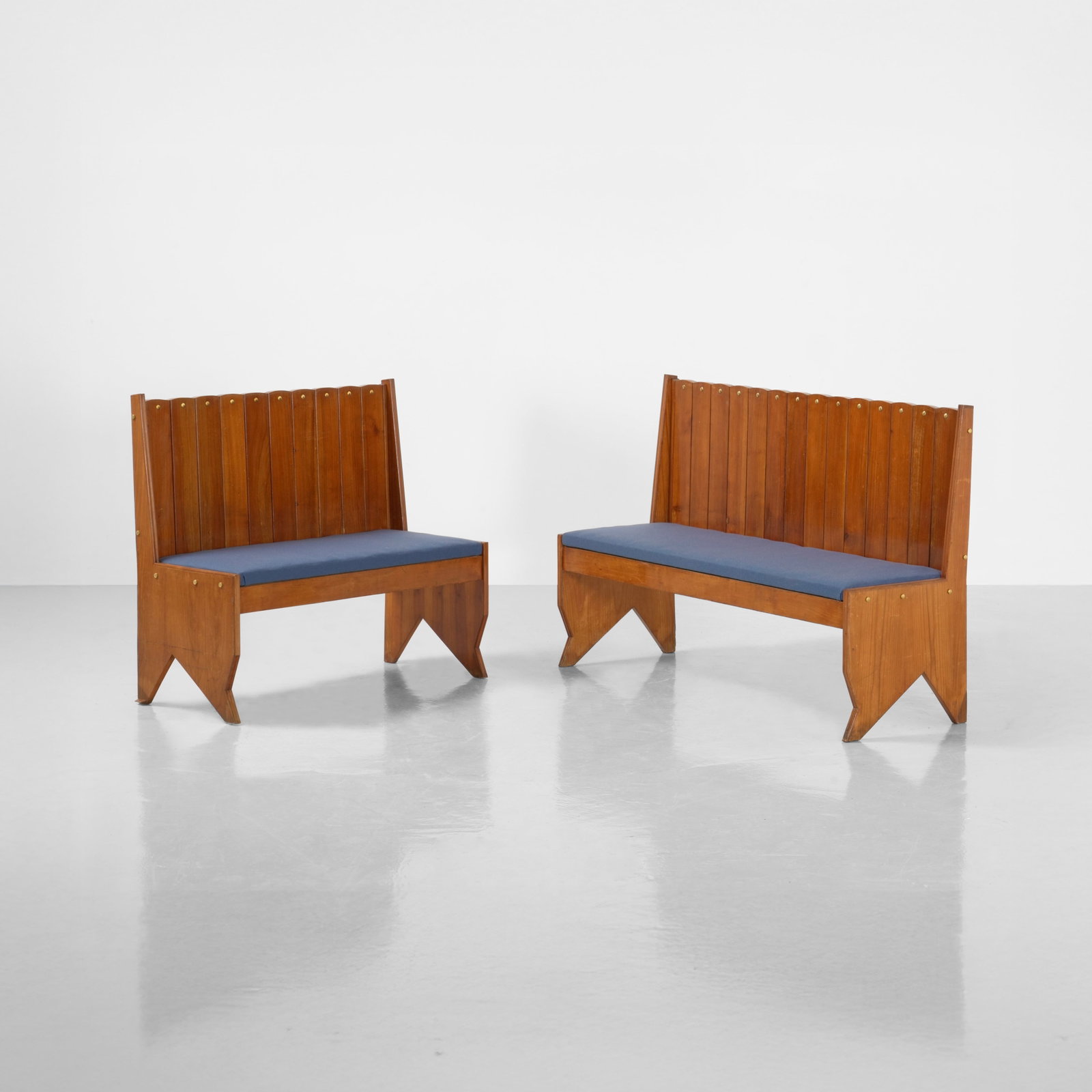 Due panche: Struttura in legno e legno impiallacciato. Dettagli in ottone e rivestimento in tessuto. Prod. Italia, 1950 ca. cm 145x48x h96 104x48x h96 . Misure: