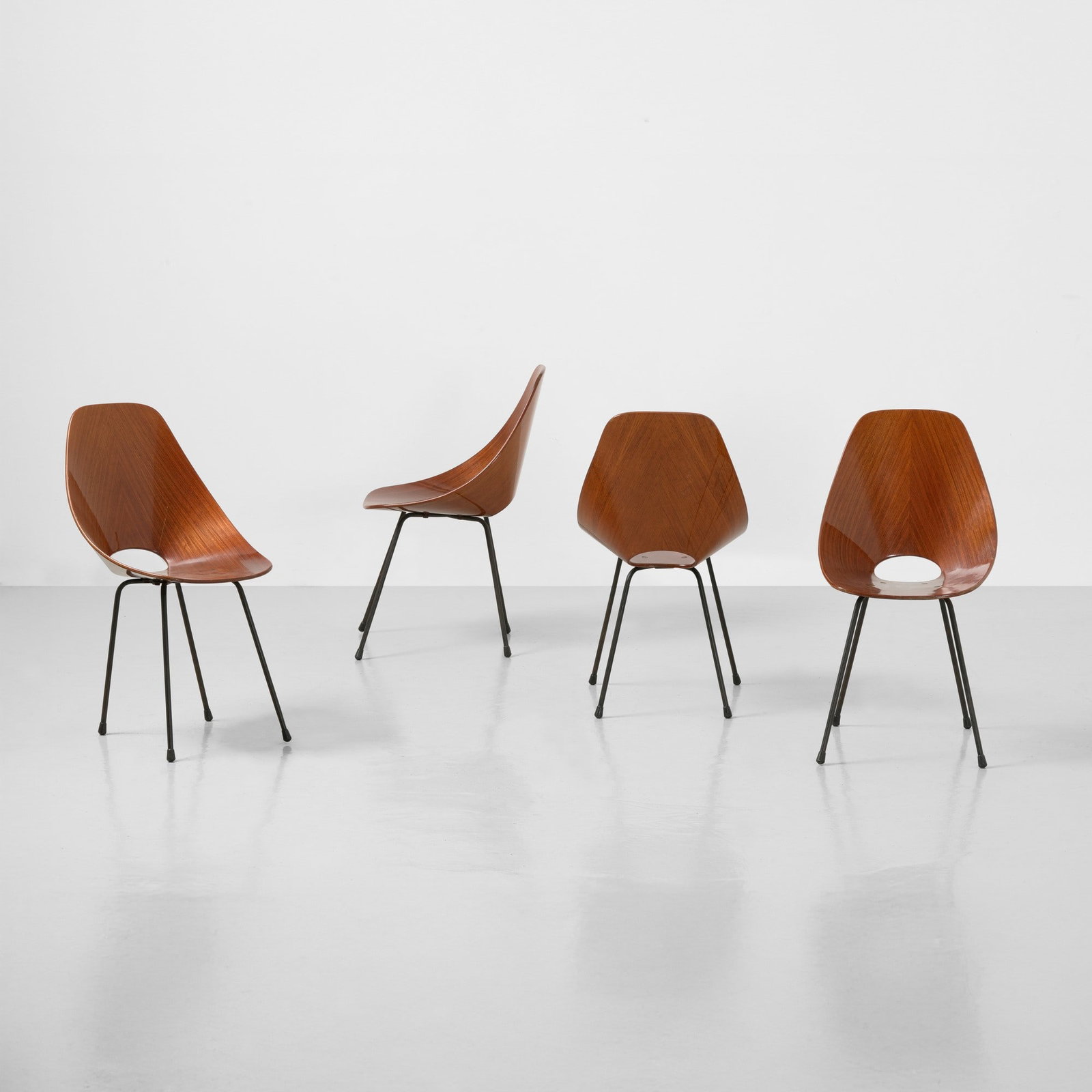 Vittorio Nobili Quattro sedie mod. Medea: Sostegni in metallo tubolare laccato e seduta in legno compensato curvato. Marchio originale. Prod. Fratelli Tagliabue, Italia, 1955. G. Gramigna, Repertorio del design italiano 1950-2000, p. 40,