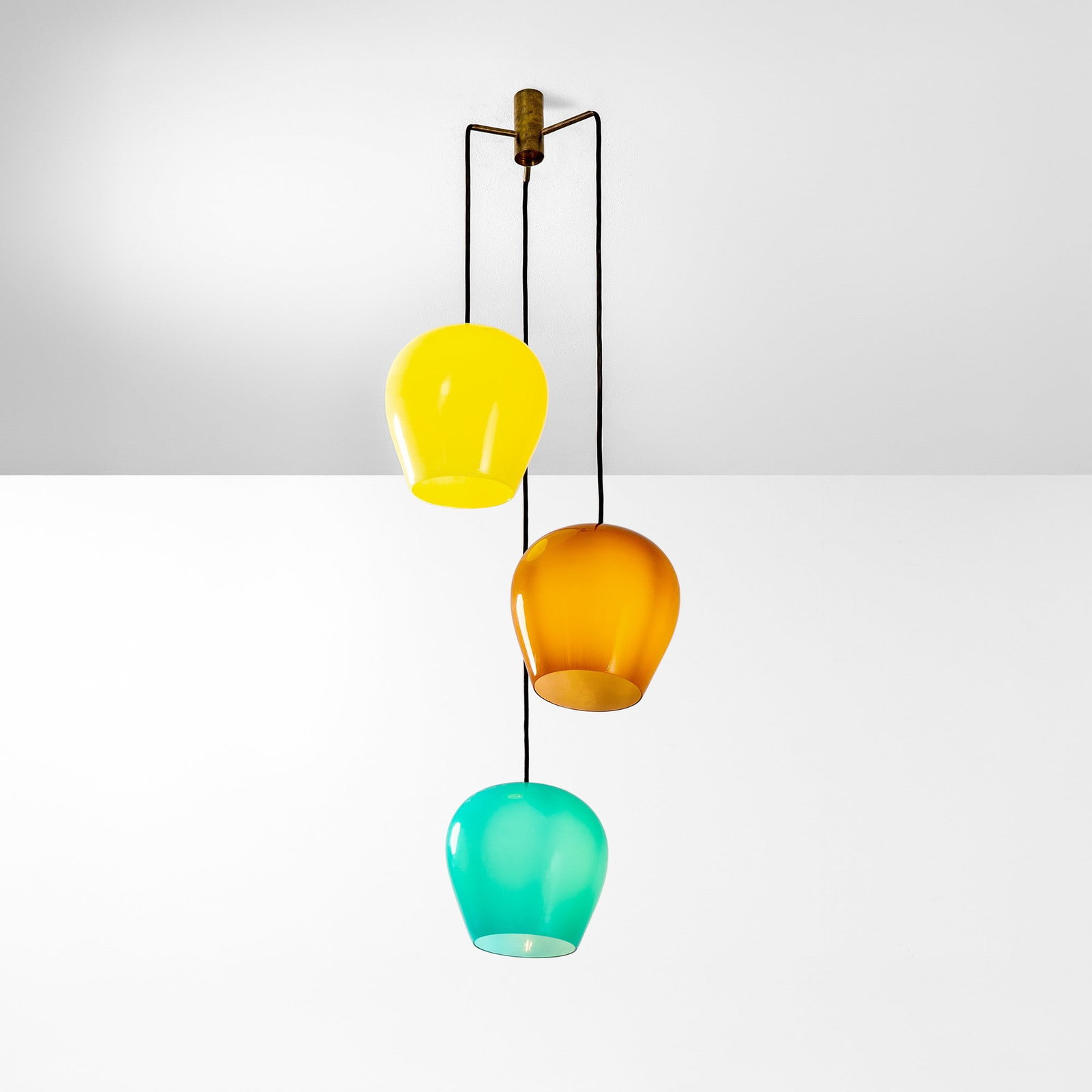 Massimo Vignelli Lampada a sospensione: Struttura in ottone e diffusore in vetro di Murano colorato. Prod. Venini, Italia, 1950 ca. . Measuers: W. 40 - H. 128 Cm