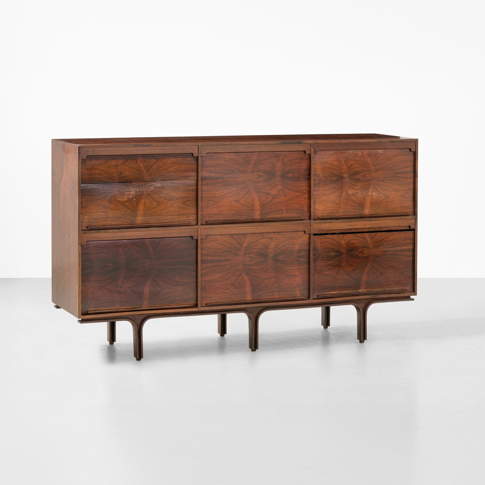 Gianfranco Frattini Mobile credenza mod. 504: Struttura in legno e scomparti a serrandina. Prod. Bernini, Italia, 1957. . Measuers: Cm 208X53X94
