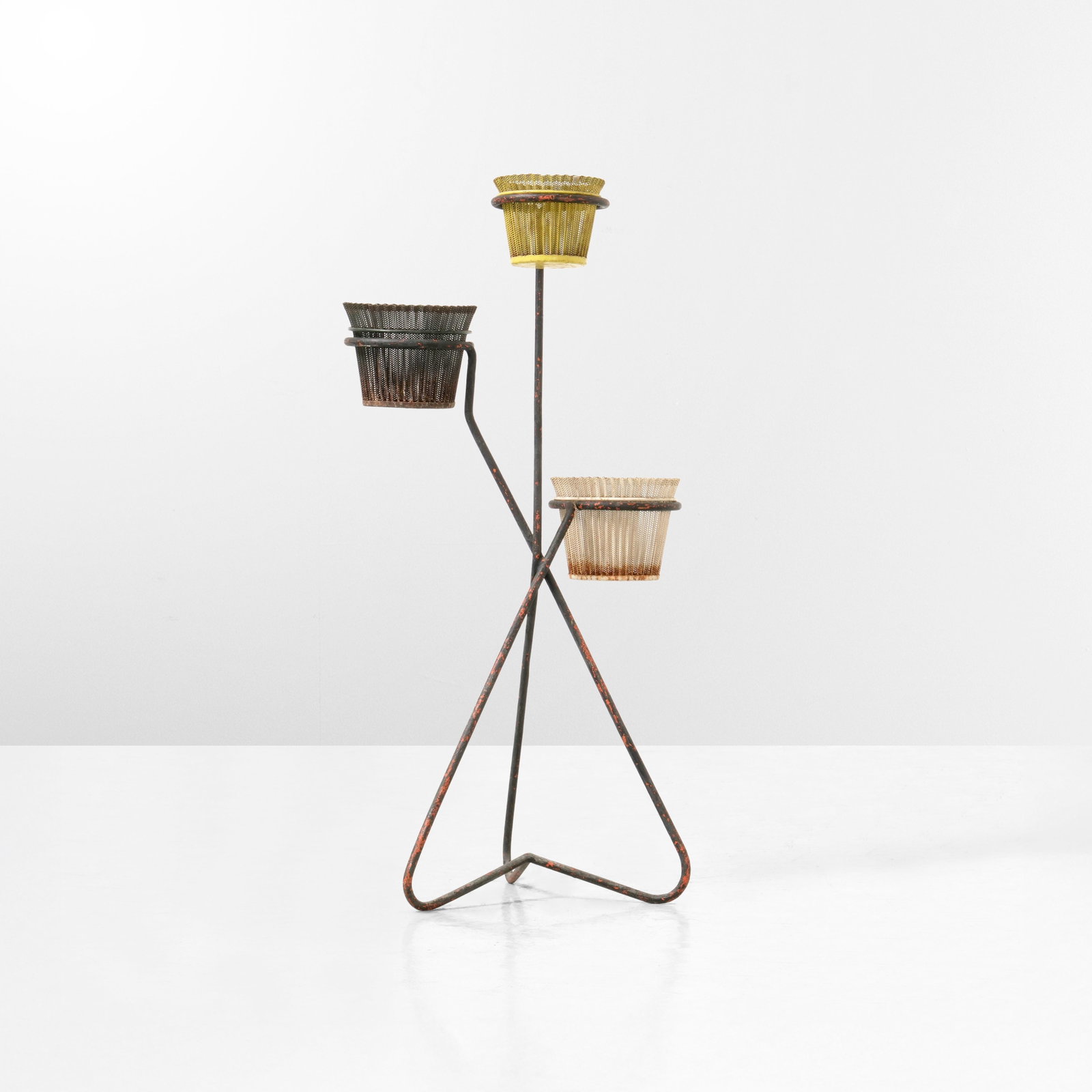 Mathieu Matégot Portapiante: Struttura in metallo tubolare, cache-pots in lamiera traforata laccato. Prod. Francia, 1950 ca. . Measuers: cm 53X49X100