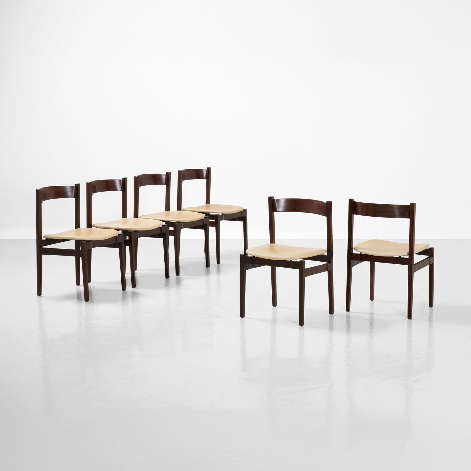 Gianfranco Frattini Sei sedie mod. 101: Struttura in legno e seduta in skai. Etichetta originale. Prod. Cassina, Italia, 1959. G. Gramigna, Repertorio del design italiano 1950-2000, p. 64, Allemandi, 2021 . Measuers: cm 46X43X77