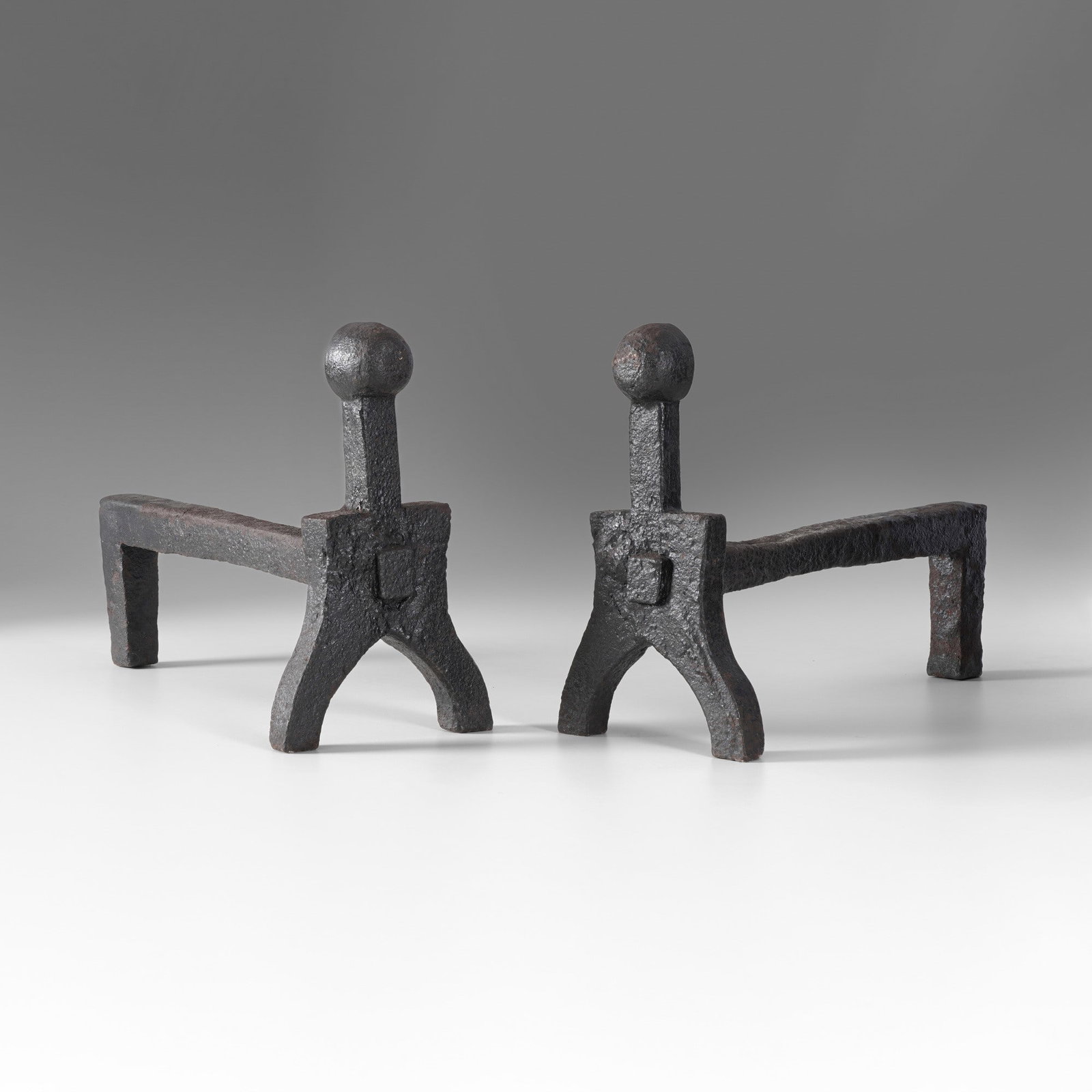 Due alari: Struttura in ferro forgiato a mano. Prod. Italia, 1950 ca. . Measuers: cm 20X48X34