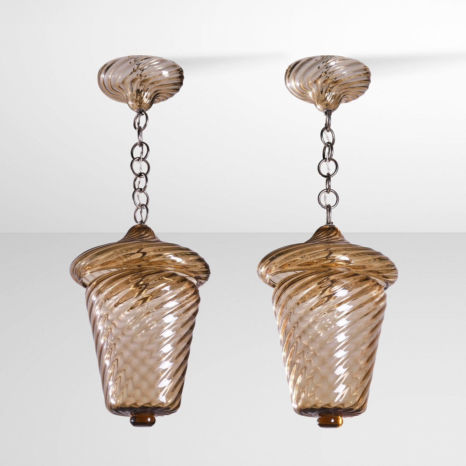 Flavio Poli Due lampade a sospensione: Struttura in metallo e vetro di Murano colorato. Prod. Seguso, Italia, 1950 ca. . Measuers: W. 30 - H. 80 Cm