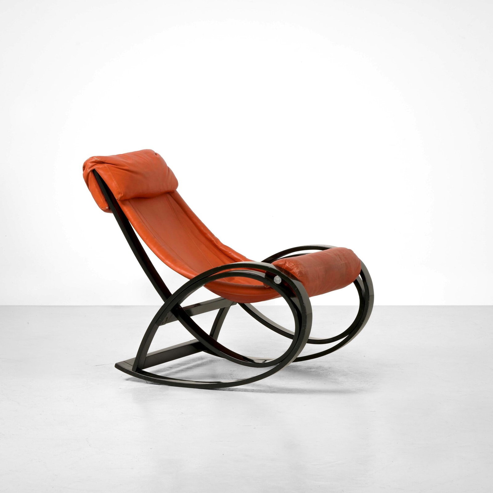 Gae Aulenti Poltrona a dondolo mod. Sgarsul: Struttura in legno curvato e laccato, seduta in cuoio. Prod. Poltronova, Italia, 1962. G. Gramigna, Repertorio del design italiano 1950-2000, p. 93, Allemandi, 2021 . Measuers: cm 115X77X93