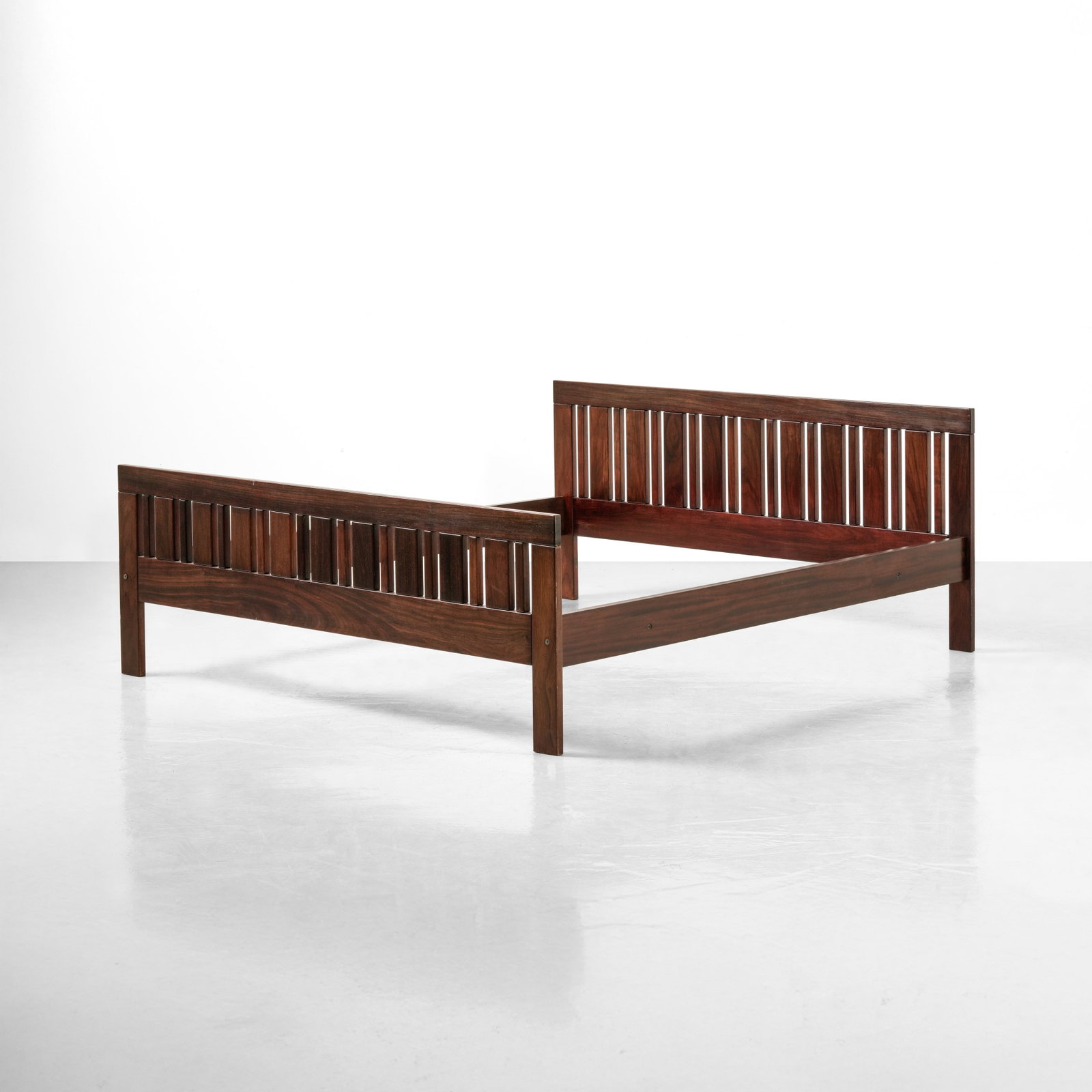 Ettore Sottsass Letto mod. Califfo: Struttura e sostegni in legno. Prod. Poltronova, Italia, 1964. Domus n. 433, dicembre 1965 . Measuers: cm 200X170,5X78