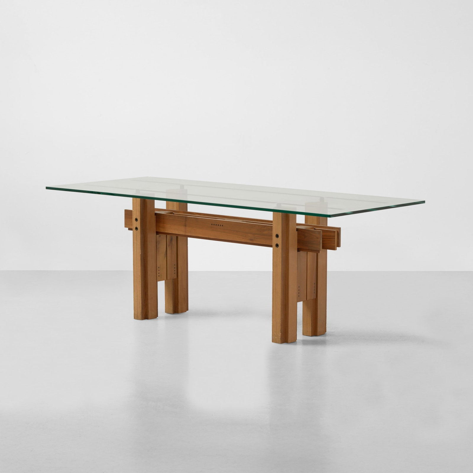 Franco Poli Tavolo mod. Cangrande: Struttura in legno e piano in cristallo. Marchio originale. Prod. Bernini, Italia, 1979. G. Gramigna, Repertorio del design italiano 1950-2000, p. 265, Allemandi, 2021 . Measuers: cm 86X201X77