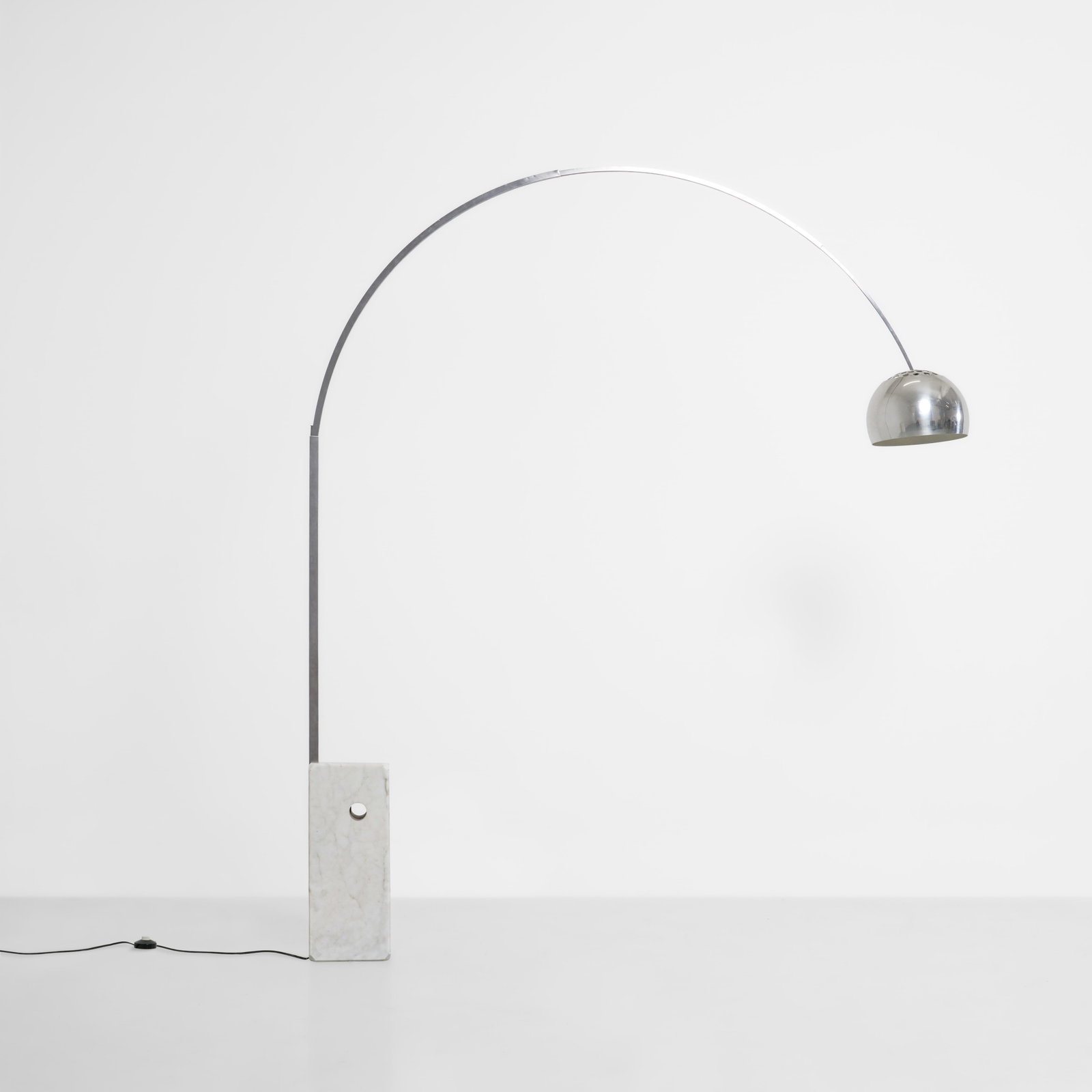 Achille e Piergiacomo Castiglioni Lampada da terra mod. L'Arco: Struttura con base in marmo bianco di Carrara e stelo telescopico. Diffusore in alluminio. Etichetta originale. Prod. Flos, Italia, 1962. Vercelloni V., 'L'avventura del design: Gavina', Editoriale Ja
