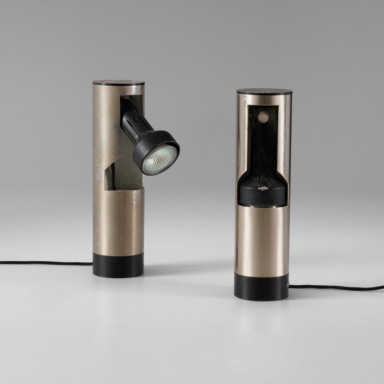 Angelo Lelii Due lampade da tavolo mod. 12990 Canguro: Struttura in acciaio e diffusore in metallo laccato. Marchio originale. Prod. Arredoluce, Italia, 1963. A. Pansera, A. Padoan, A. Palmaghini, Arredoluce, Catalogo Ragionato 1943-1987, scheda 19, p.