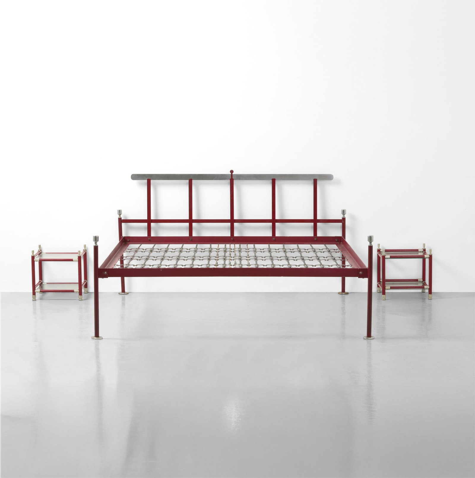 Luigi Caccia Dominioni Letto con comodini mod. Spagnolo: Struttura in metallo laccato e cromato. Piani in cristallo molato. Prod. Azucena, Italia, 1961. cm 205x190x h98 (letto) 40x40x h40 (comodini) Catalogo originale Azucena . Misure: