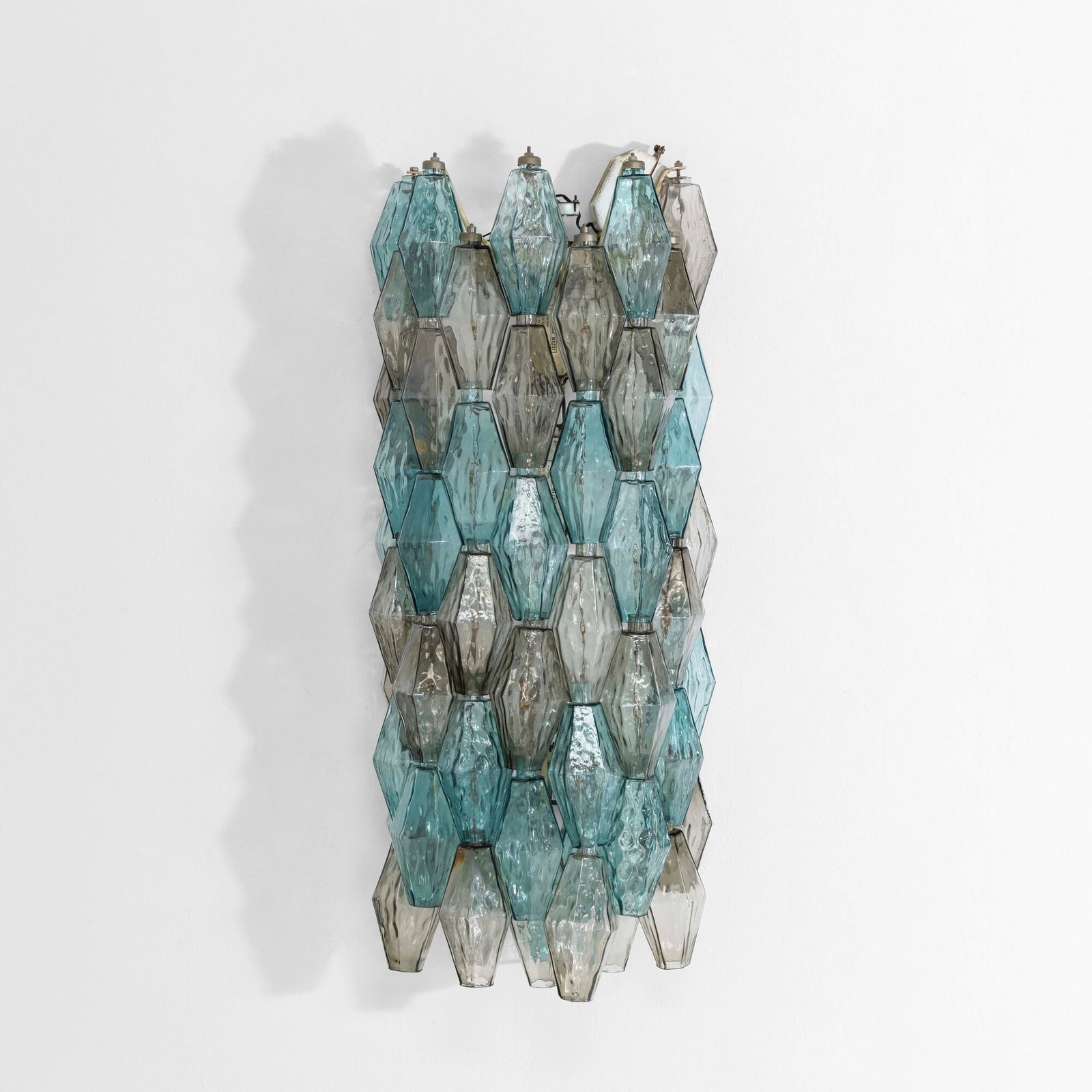 Venini Lampada da parete della serie Poliedri: Struttura in metallo laccato ed elementi diffusori in vetro di Murano colorato. Prod. Venini, Italia, 1960 ca. F. Deboni, Venini I Vetri, Tav.166, Allemandi, 2007 . Measuers: W. 43 - D. 25 - H. 100 Cm