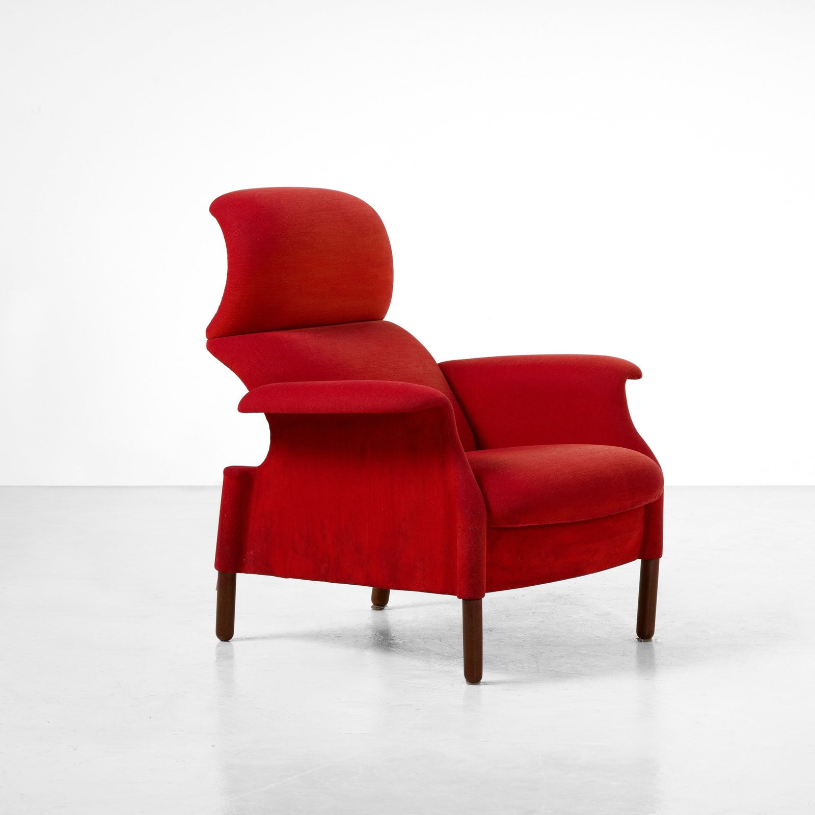 Achille e Piergiacomo Castiglioni Poltrona mod. Sanluca: Struttura in legno e rivestimento in tessuto. Prod. Gavina, Italia, 1960. G. Gramigna, Repertorio del design italiano 1950-2000, p. 76, Allemandi, 2021 . Measuers: cm 85X95X97