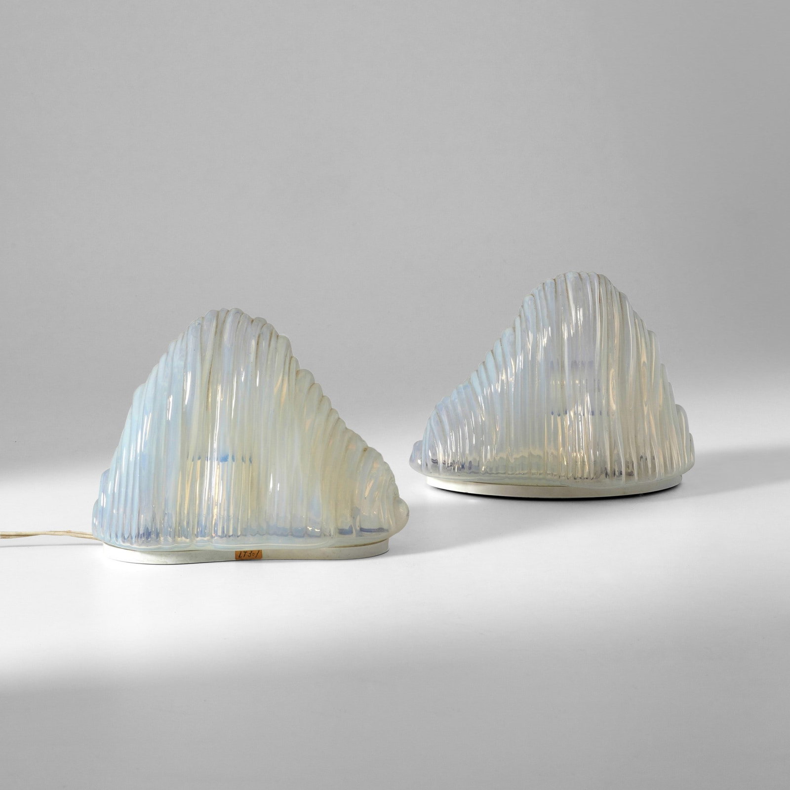 Carlo Nason Due lampade da tavolo mod. Iceberg: Struttura in metallo laccato e diffusore in vetro di Murano iridescente. Prod. Mazzega, Italia, 1960 ca. . Measuers: cm 27X20X20,5