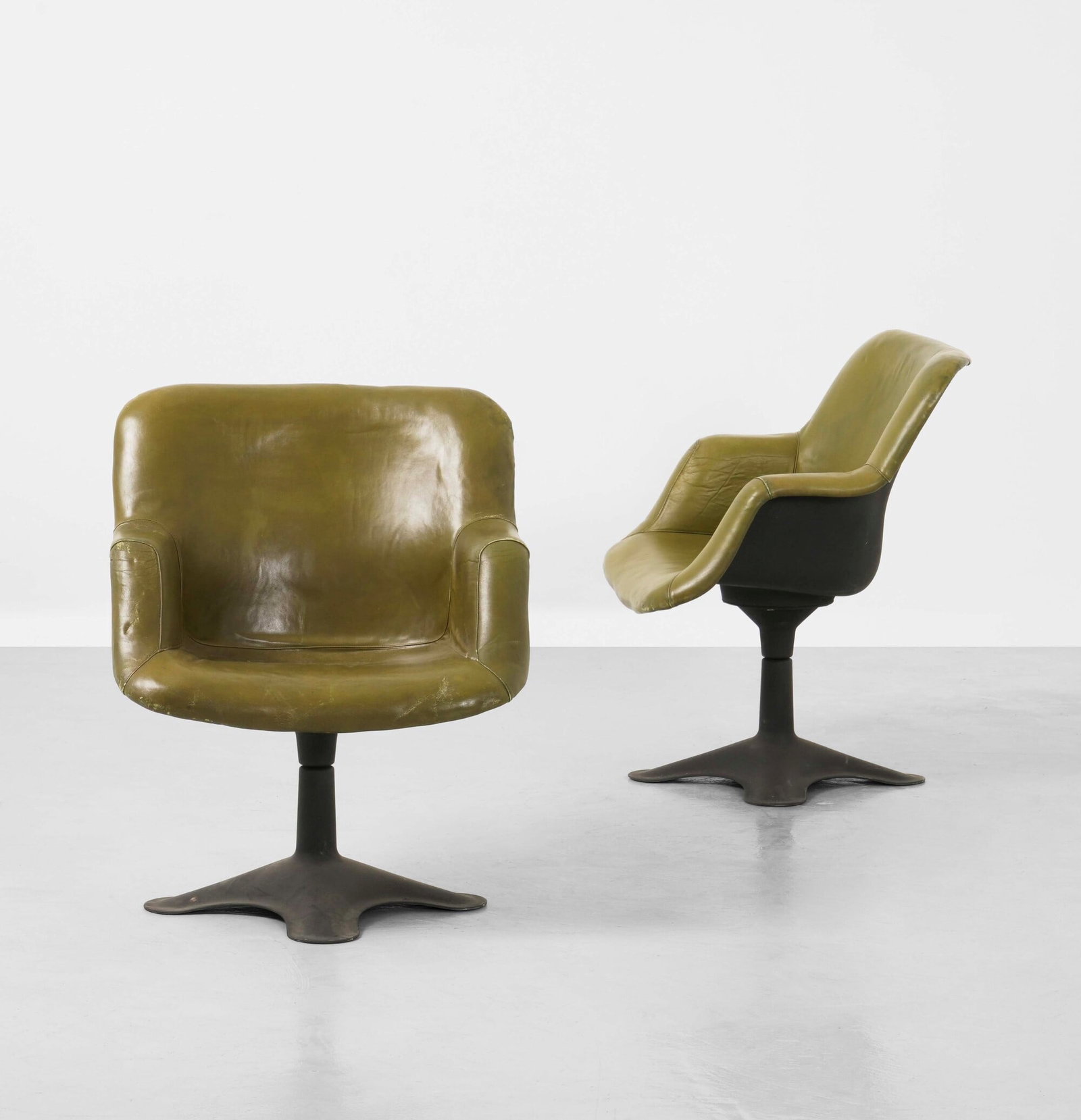 Yrjo Kukkapuro Due poltrone mod. Karuselli: Struttura in fibra di vetro laccata, metallo laccato e rivestimento in cuoio. Prod. Haimi, Finlandia, 1964. C. Fiell & P. Fiell, 1000 chairs, Taschen, p. 359, 2005 . Measuers: cm 72X68X88
