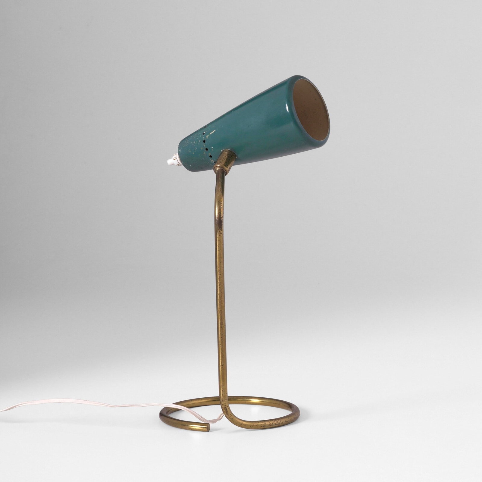 Stilnovo Lampada da tavolo: Struttura in ottone e diffusore in metallo laccato. Etichetta originale. Prod. Stilnovo, Italia, 1960 ca. . Measuers: W. 13,5 - H. 34 cm