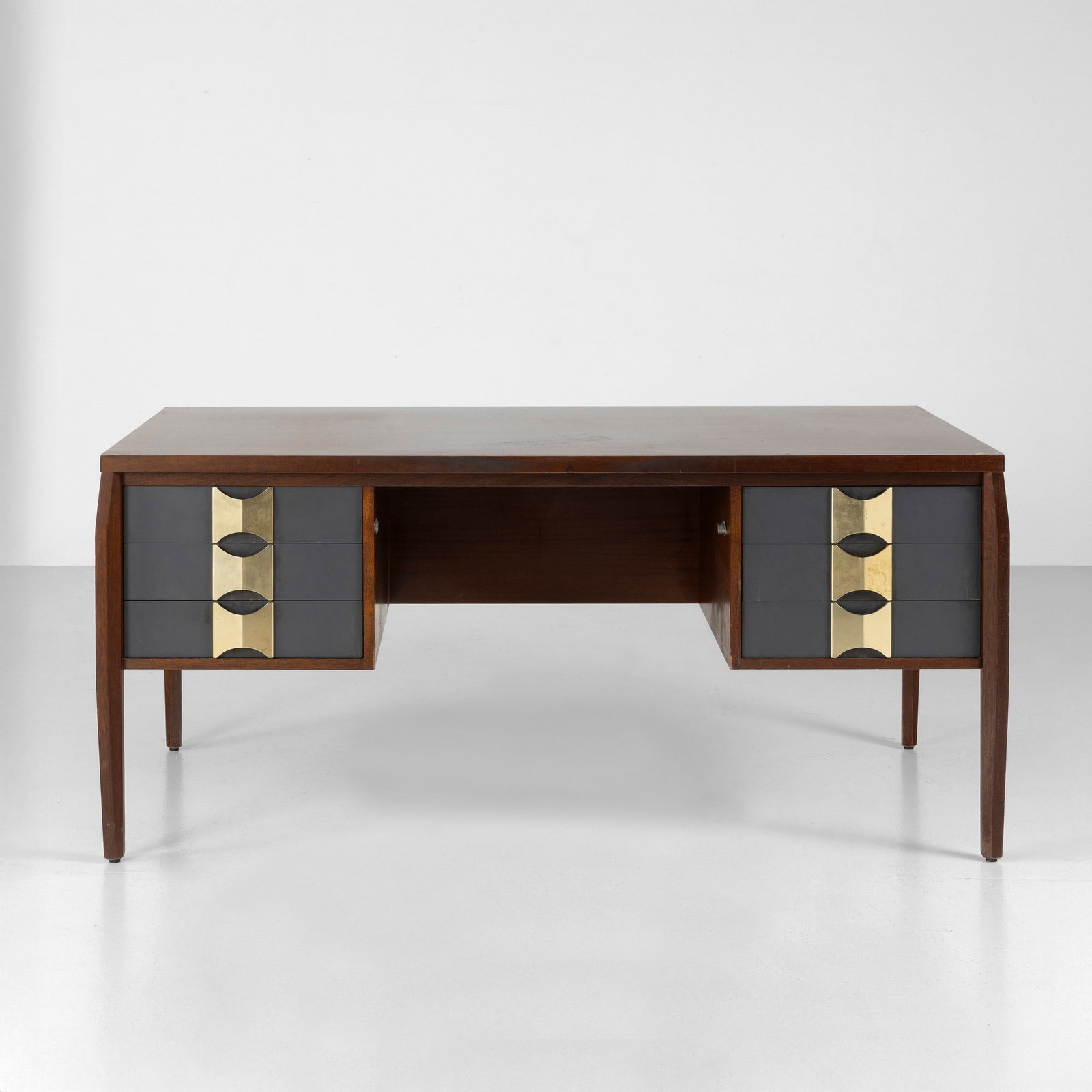 Dassi Scrivania: Struttura e piano in legno, cassetti rivestiti di laminato. Maniglie in ottone. Prod. Dassi, Italia, 1960 ca. . Measuers: W. 160 - D. 80 - H. 76 cm