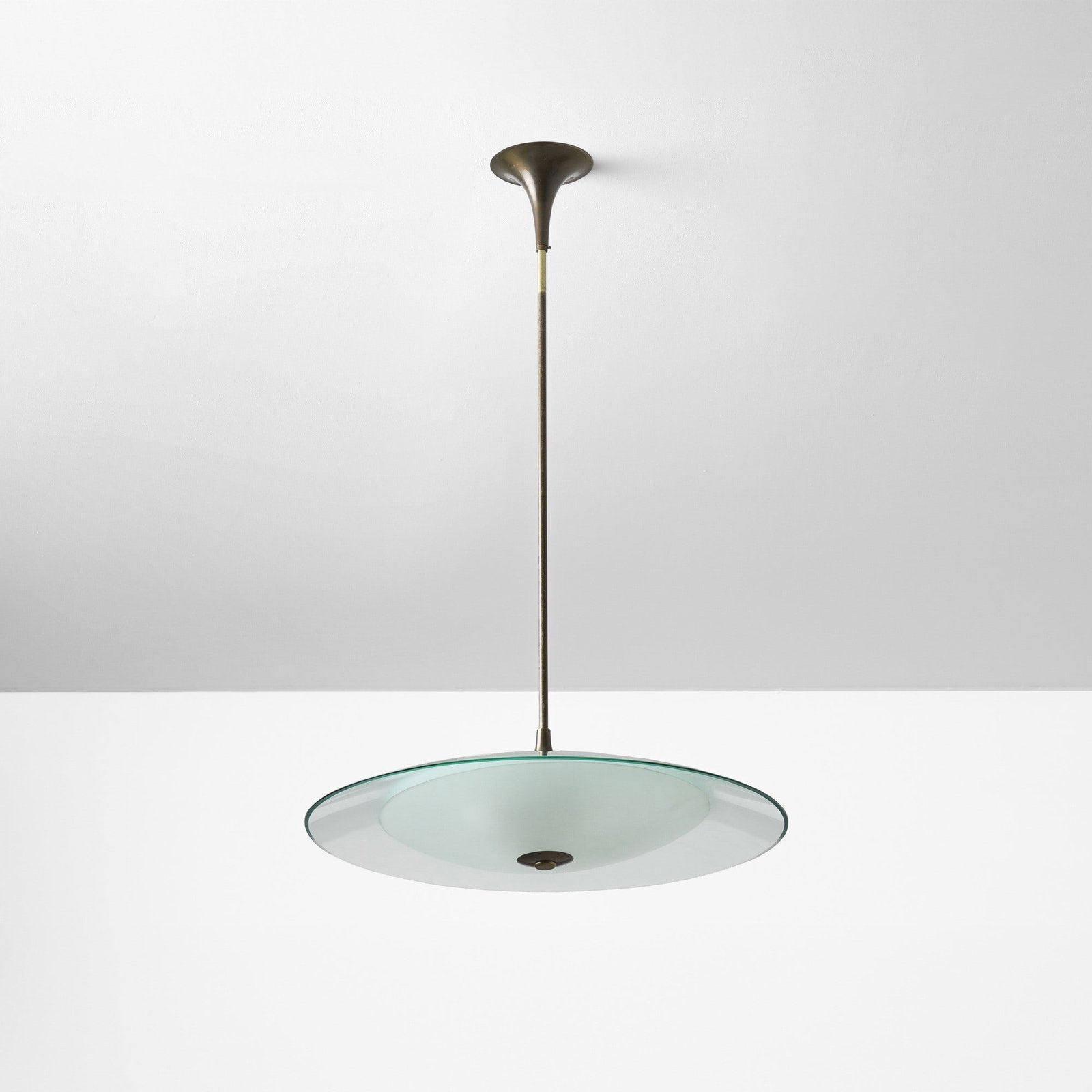 Fontana Arte Lampada a sospensione mod. 1239: Struttura in ottone, diffusore in cristallo molato e satinato. Prod. Fontana Arte, Italia, 1960 ca. . Measuers: W. 70 - H. 110 cm