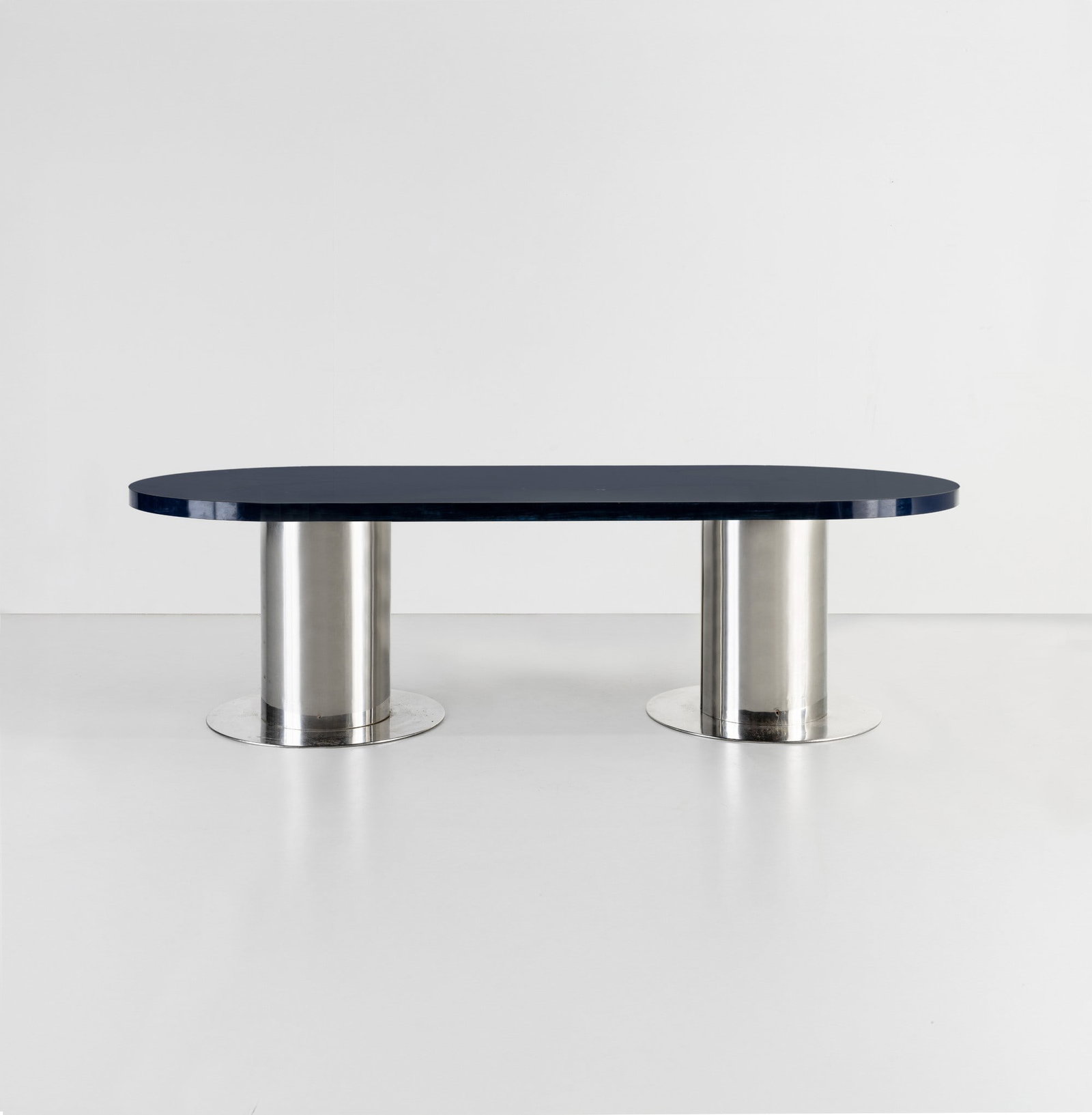 Antonia Astori Grande tavolo mod. Cidonio: Sostegni in acciaio e piano in legno laccato. Prod. Driade, Italia, 1969. G. Gramigna, Repertorio del design italiano 1950-2000, p. 161, Allemandi, 2021 . Measuers: cm 260X120X74