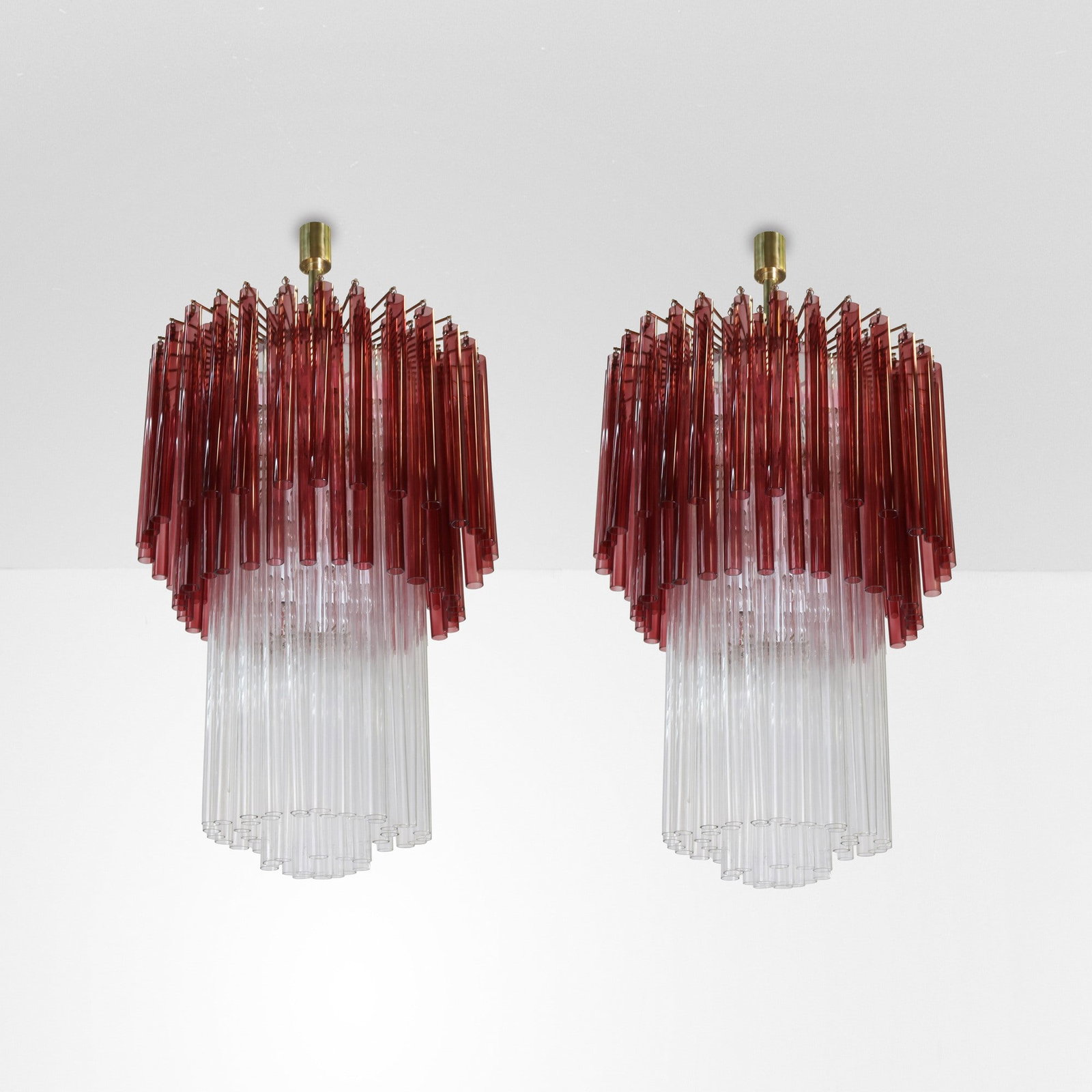 Venini Due lampade a sospensione: Struttura in ottone ed elementi diffusori in vetro di Murano colorato. Prod. Venini, Italia, 1960 ca. . Measuers: W. 60 - H. 110 cm