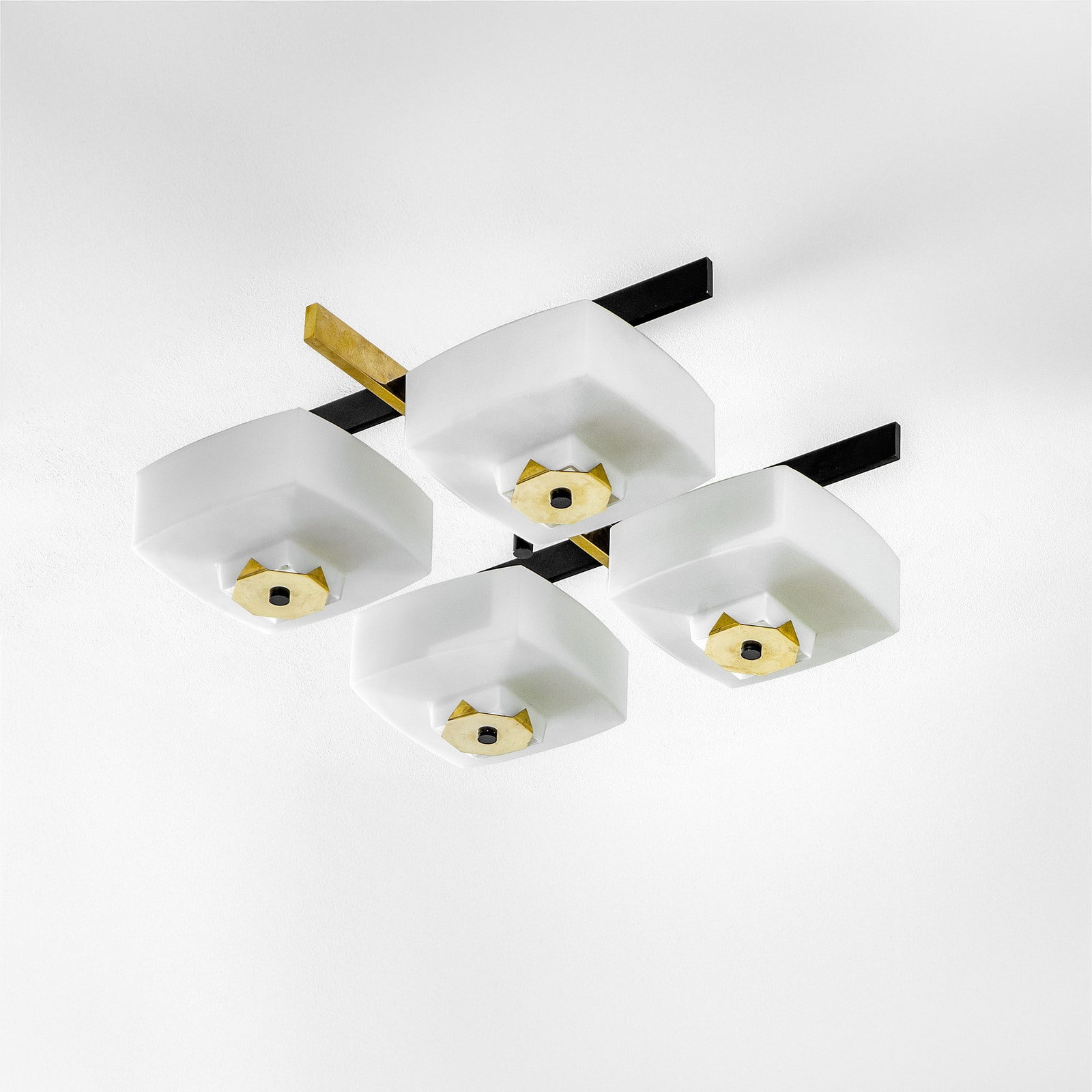 Elio Monesi Lampada a plafone: Struttura in ottone laccato, ottone e diffusori in vetro duplex opal bianco. Prod. Arredoluce, Italia, 1960 ca. . Measuers: W. 65 - D. 65 - H. 23 Cm
