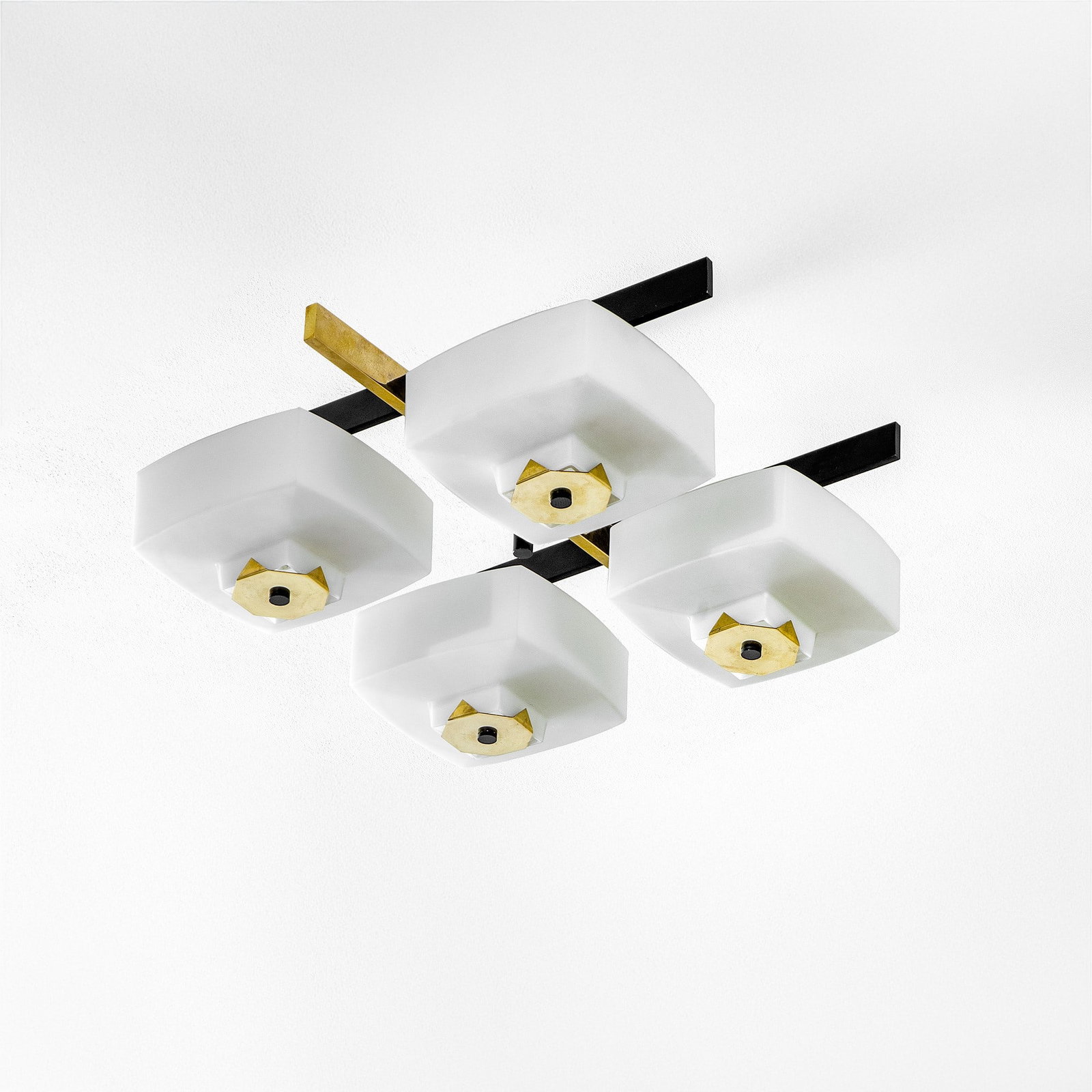 Elio Monesi Lampada a plafone: Struttura in ottone laccato, ottone e diffusori in vetro duplex opal bianco. Prod. Arredoluce, Italia, 1960 ca. . Measuers: W. 65 - D. 65 - H. 23 Cm