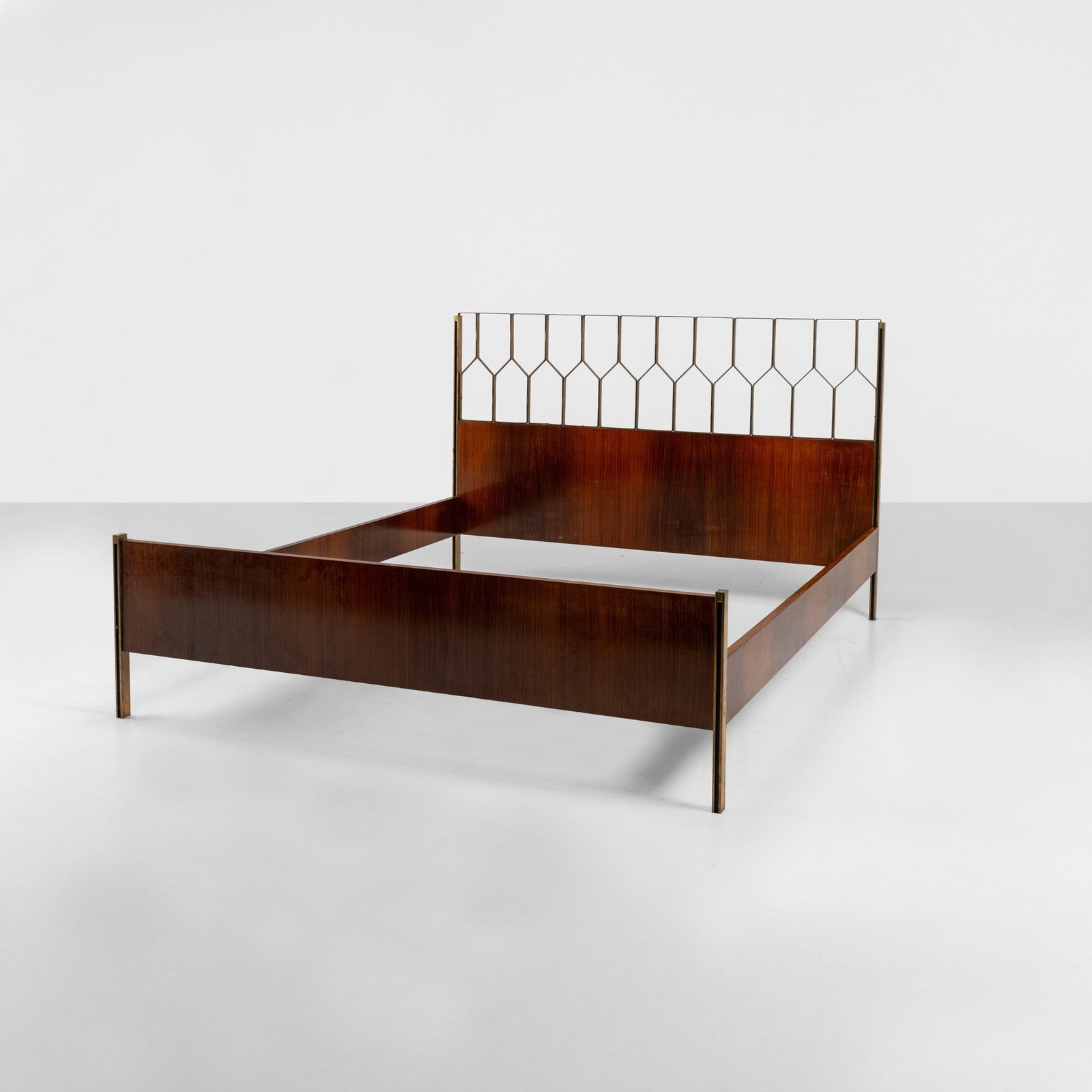 Carlo De Carli Letto: Struttura in legno impiallacciato, dettagli in ottone. Prod. Sormani, Italia, 1960 ca. . Measuers: W. 202 - D. 175 - H. 112 cm