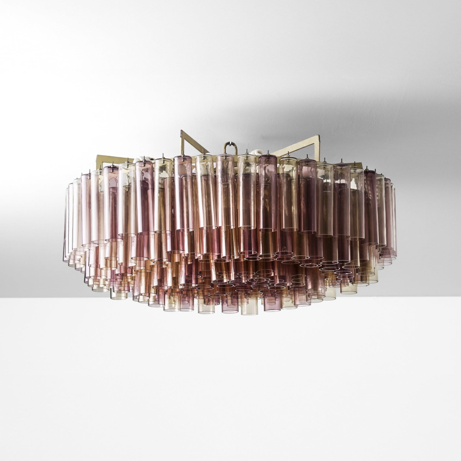 Barovier e Toso Grande lampade da plafone: Struttura in metallo e diffusori in vetro di Murano colorato. Disegno originale. Prod. Barovier e Toso, Italia, 1965. . Measuers: W. 100 - H. 50 cm
