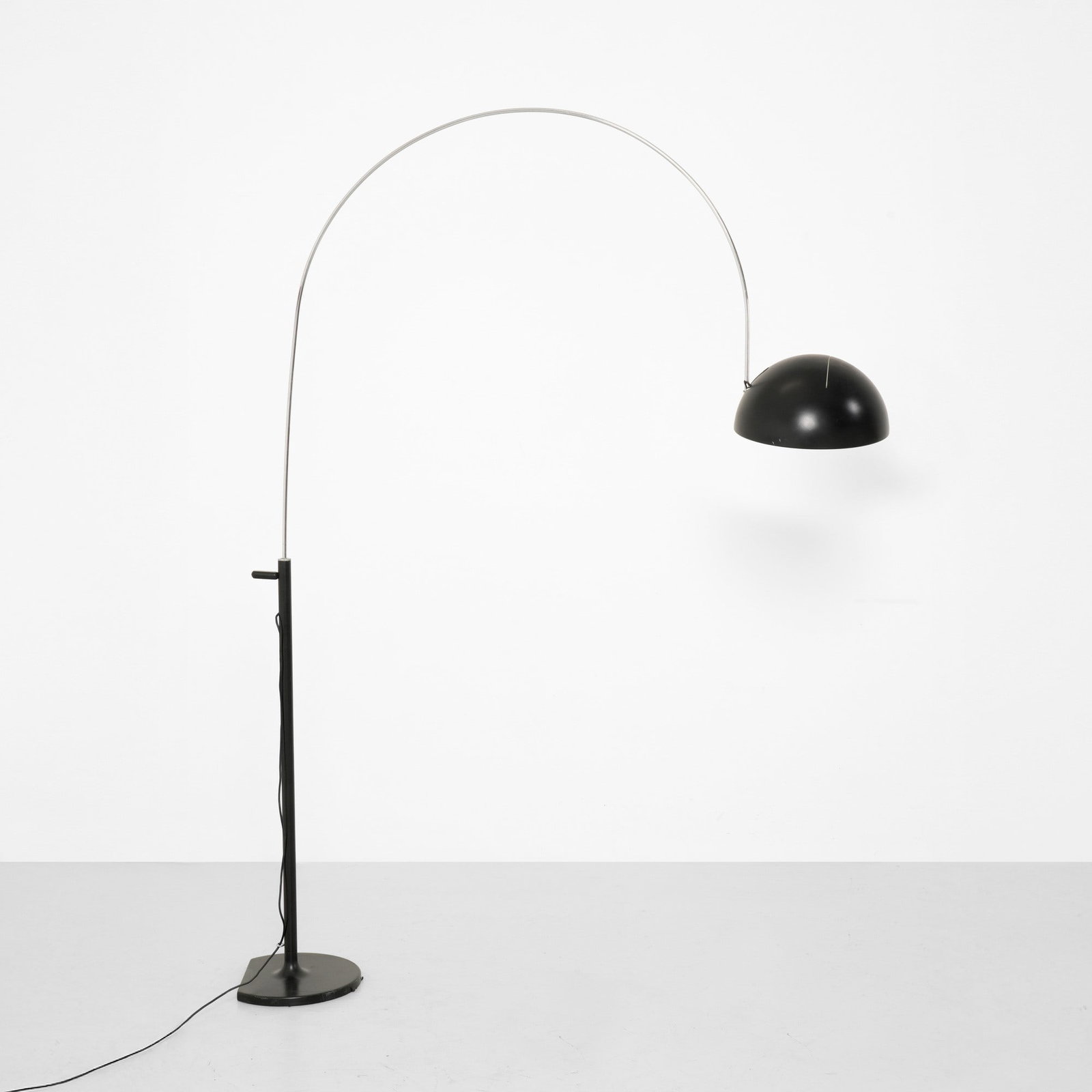 Joe Colombo Lampada da terra ad arco mod. Coupé (1 of 2)
