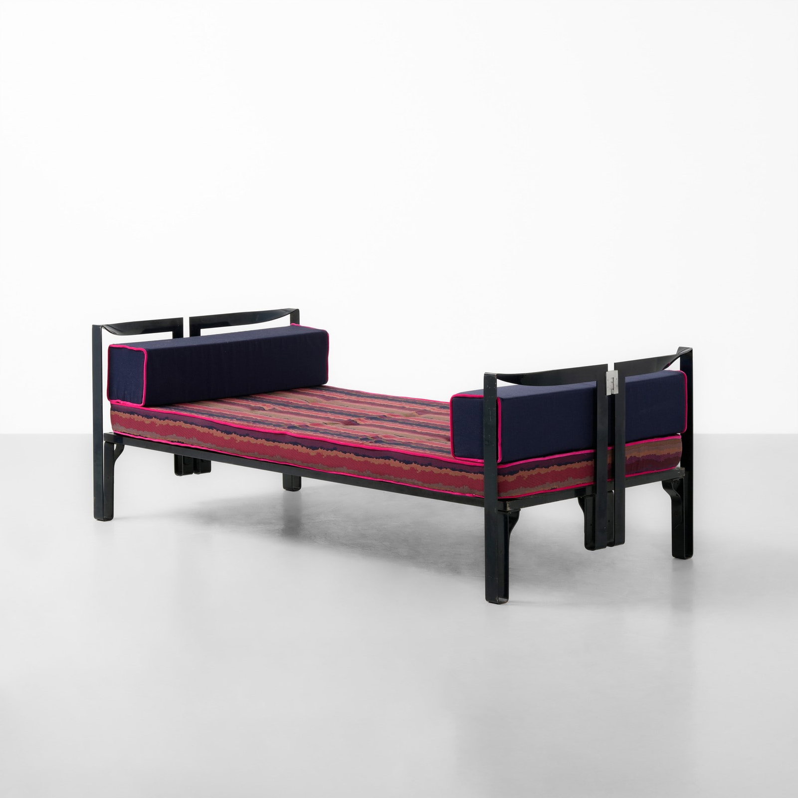 Tobia Scarpa Daybed mod. Vanessa: Struttura in metallo laccato, dettagli in metallo cromato. Rivestimento in tessuto. Prod. Gavina, Italia, 1961. Catalogo originale Gavina G. Gramigna, Repertorio del design italiano 1950-2000, p. 89,