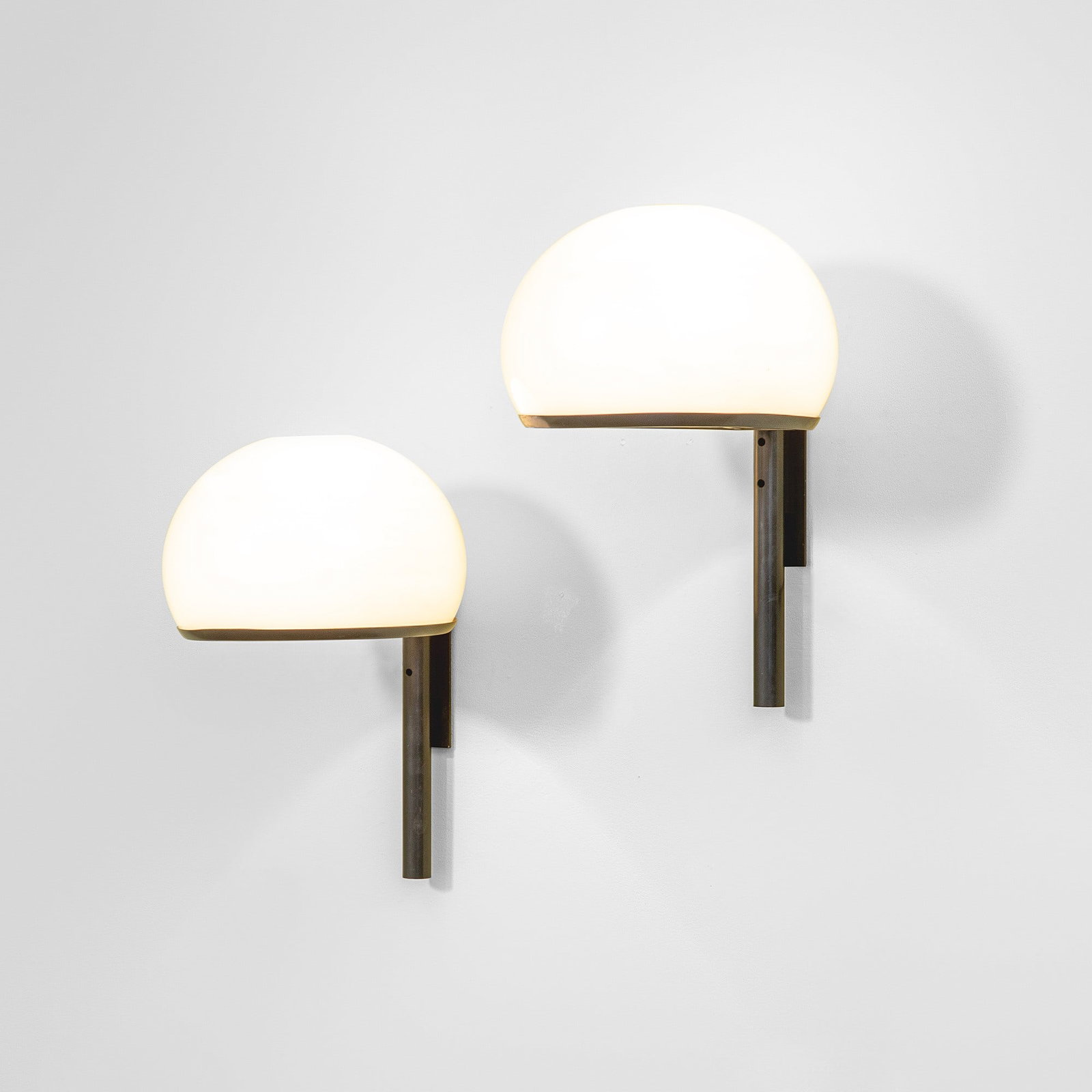 Vittorio Gregotti, Lodovico Meneghetti e Giotto Stoppino Due lampade da parete: Struttura in metallo laccato e diffusore in perspex. Etichetta originale. Prod. Arteluce, Italia, 1966. G. Gramigna, Repertorio del design italiano 1950-2000, p. 130, Allemandi, 2021 . Measuers: W.