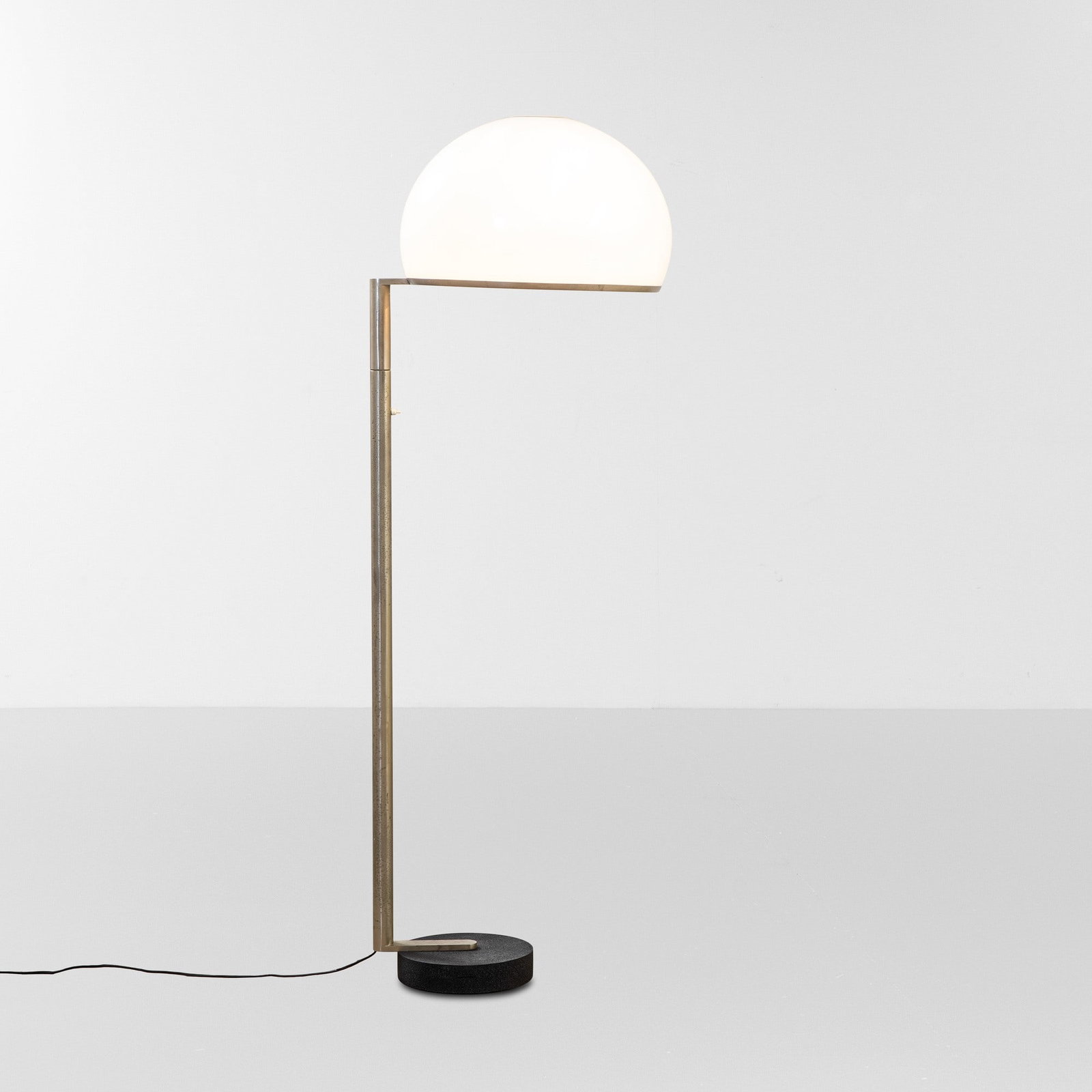 Vittorio Gregotti, Lodovico Meneghetti e Giotto Stoppino Lampada da terra mod. 2051: Struttura in metallo, diffusore in perspex e base in ghisa. Etichetta originale. Prod. Arteluce, Italia, 1966. G. Gramigna, Repertorio del design italiano 1950-2000, p. 130, Allemandi, 2021 . Measuers