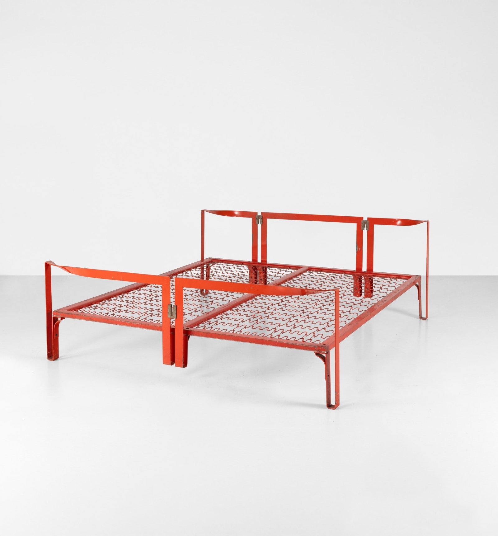 Tobia Scarpa Letto mod. Vanessa: Struttura in metallo laccato e particolari in acciaio spazzolato. Prod. Gavina, Italia, 1961. G. Gramigna, Repertorio del design italiano 1950-2000, p. 89, Allemandi, 2021 . Measuers: W. 204 - D. 180