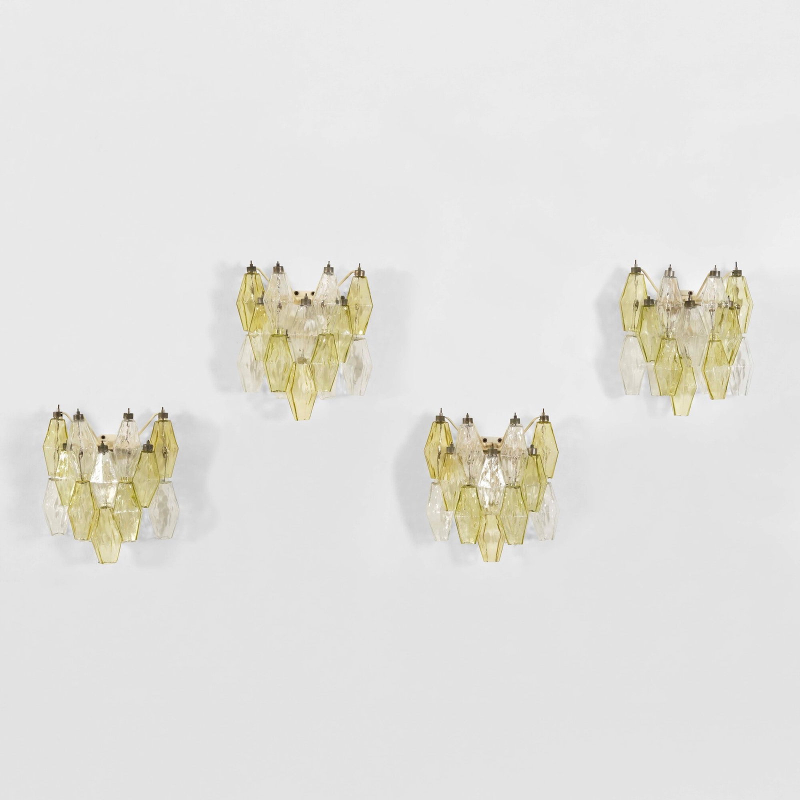 Venini Quattro lampade da parete della serie Poliedri: Struttura in metallo ed elementi diffusori in vetro di Murano colorato. Prod. Venini, Italia, 1960 ca. F. Deboni, Venini I Vetri, Tav.166, Allemandi, 2007 . Measuers: cm 28X14X35