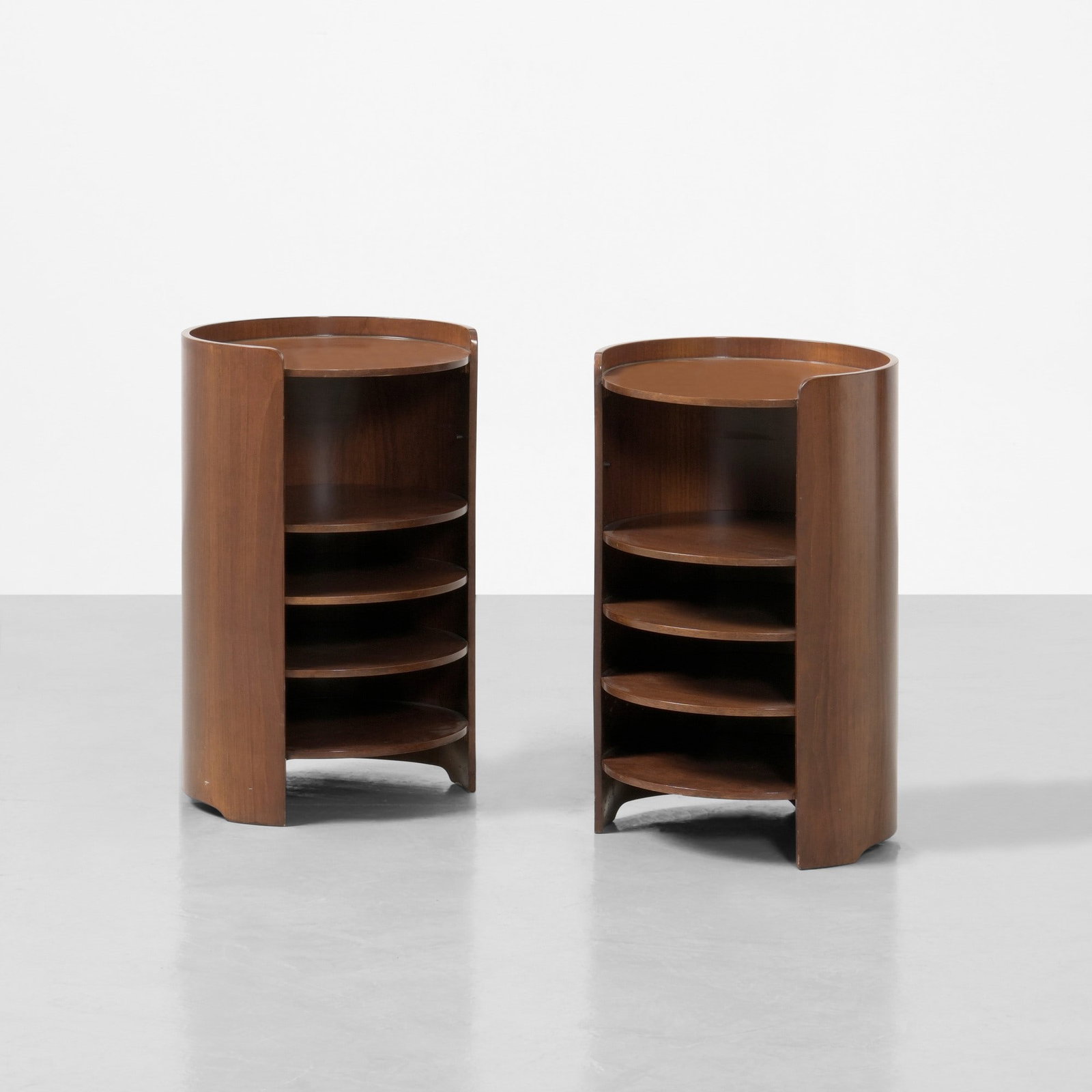 Luigi Caccia Dominioni Due comodini mod. Casaccia: Struttura in legno compensato curvato e laccato. Ripiani mobili. Prod. Azucena, Italia, 1962. Catalogo originale Azucena G. Gramigna, Repertorio del design italiano 1950-2000, p. 97, Allemandi, 2021 .