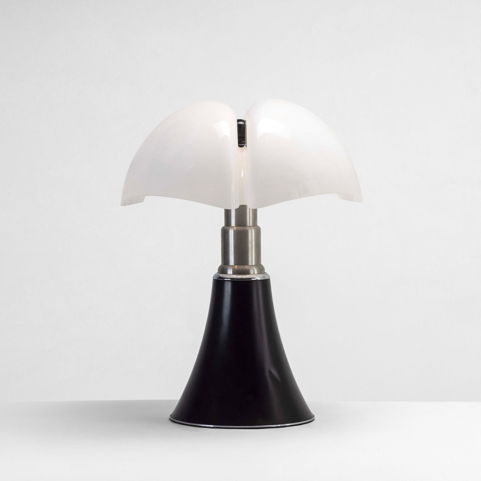 Gae Aulenti Lampada da tavolo mod. Pipistrello: Struttura in metallo cromato e metallo laccato. Diffusore in metacrilato. Marchio originale. Prod. Martinelli, Italia, 1966. G. Gramigna, Repertorio del design italiano 1950-2000, p. 131, Allemandi,