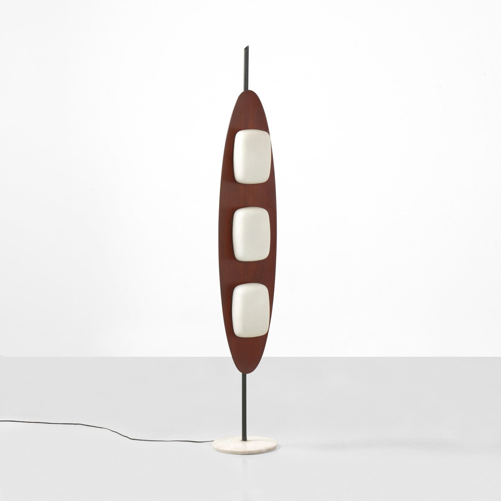 Goffredo Reggiani Lampada da terra mod. Surf: Struttura in legno compensato curvato, metallo laccato e diffusori in vetro opalino satinato. Base in marmo. Prod. Reggiani, Italia, 1960 ca. C. e D. Krzentowski, The Complete Designers Lights II, p.