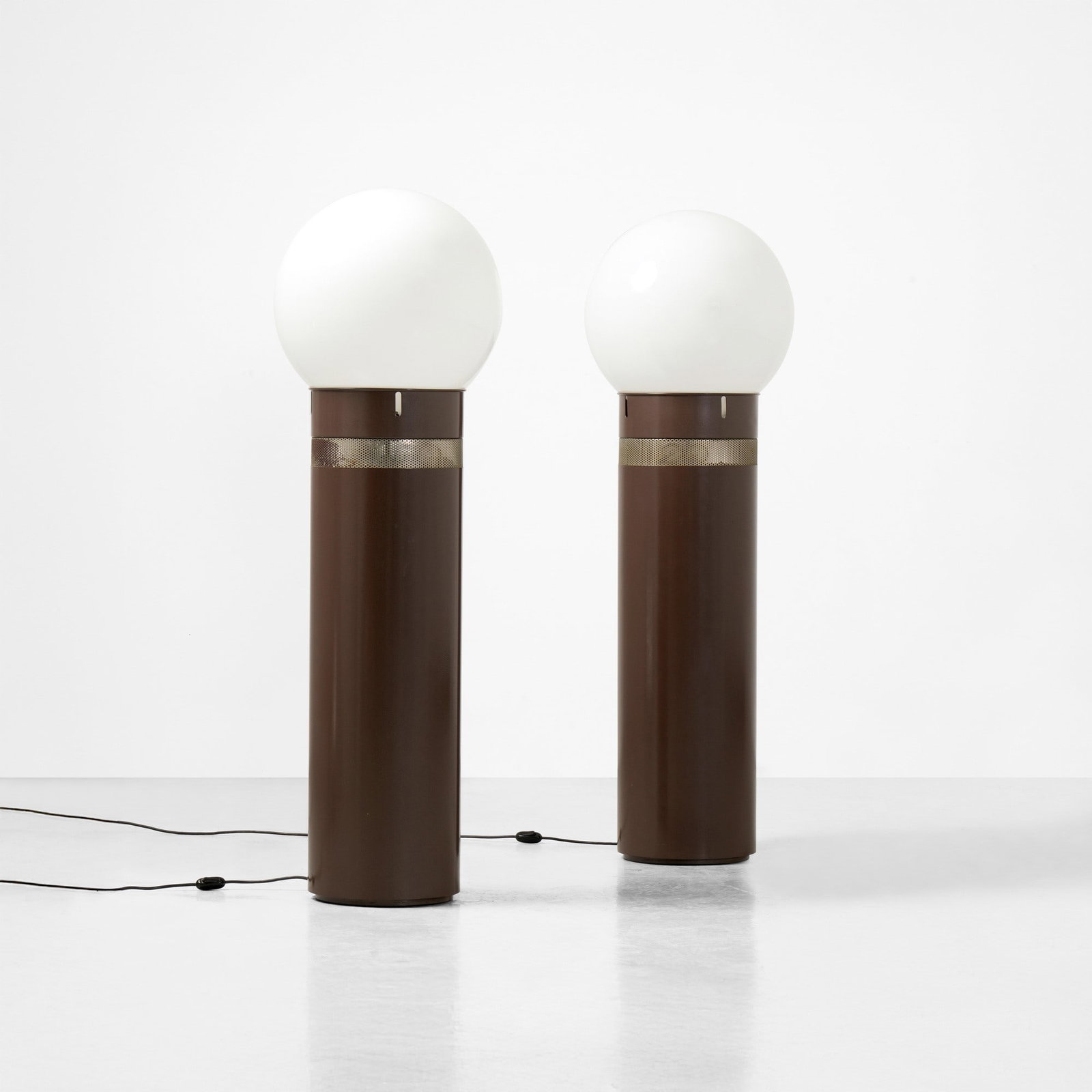 Gae Aulenti Due lampade da terra mod. Oracolo: Struttura in metallo laccato e diffusore in vetro opalino. Prod. Artemide, Italia, 1969. Casa Amica, Novembre 1969, p. 47 Catalogo di produzione 1974, p. 45 G. Gramigna, Repertorio 1950-2000, p. 164,