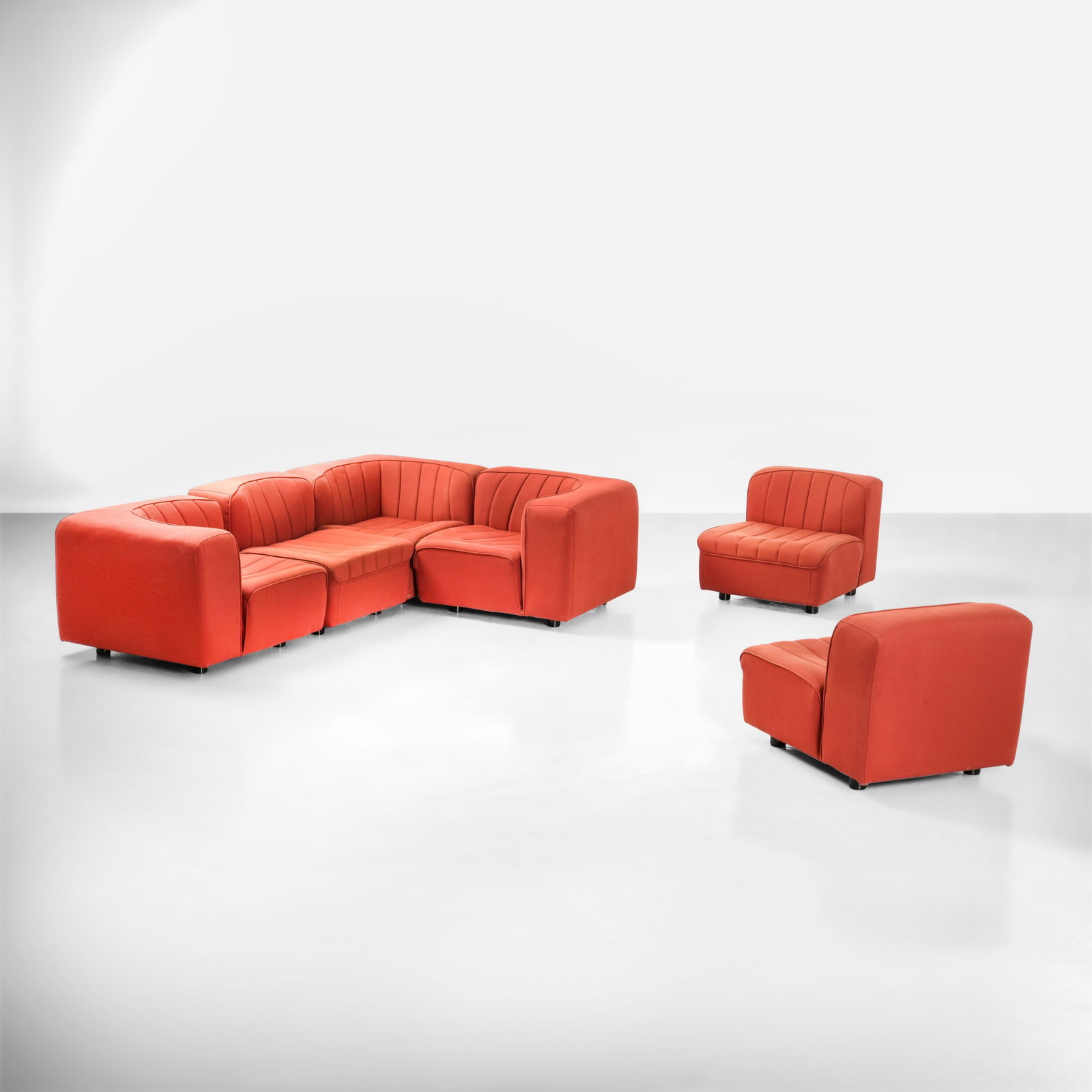Tito Agnoli Divano modulare della serie Novemila: Set composto da sei poltrone. Struttura in legno e poliuretano espanso. Prod. Arflex, Italia, 1969. cm 69x85x h61 (poltrone) 82x85x h61 (poltrone angolari) G. Gramigna, Repertorio del design italiano