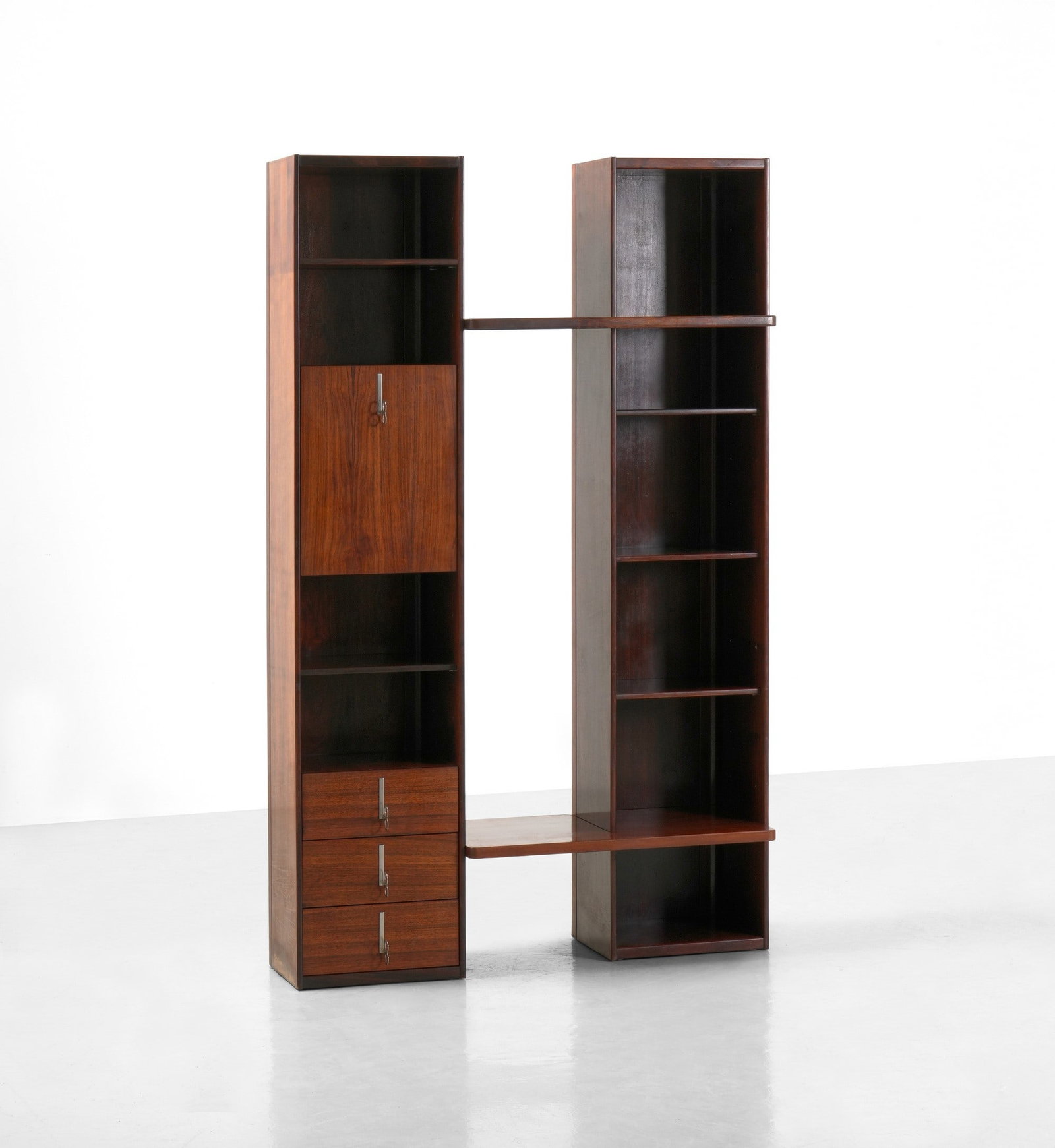 Vittorio Introini Libreria della serie Pellicano: Struttura in legno e maniglie in ottone nichelato. Prod. Saporiti, Italia, 1960 ca. . Measuers: cm 135X50X220