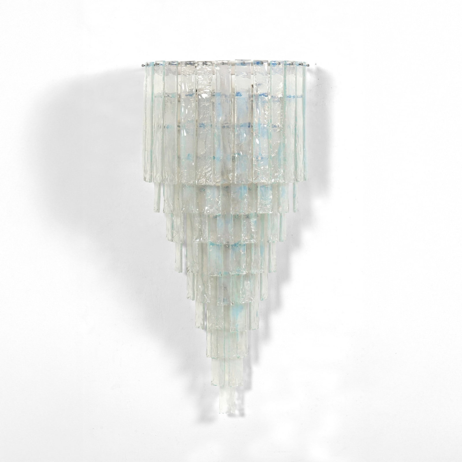 Carlo Nason Grande lampada da parete: Struttura in metallo laccato con elementi diffusori pendenti in vetro di Murano iridescente. Prod. Mazzega, Italia, 1970 ca. . Measuers: cm 57X29,5X125