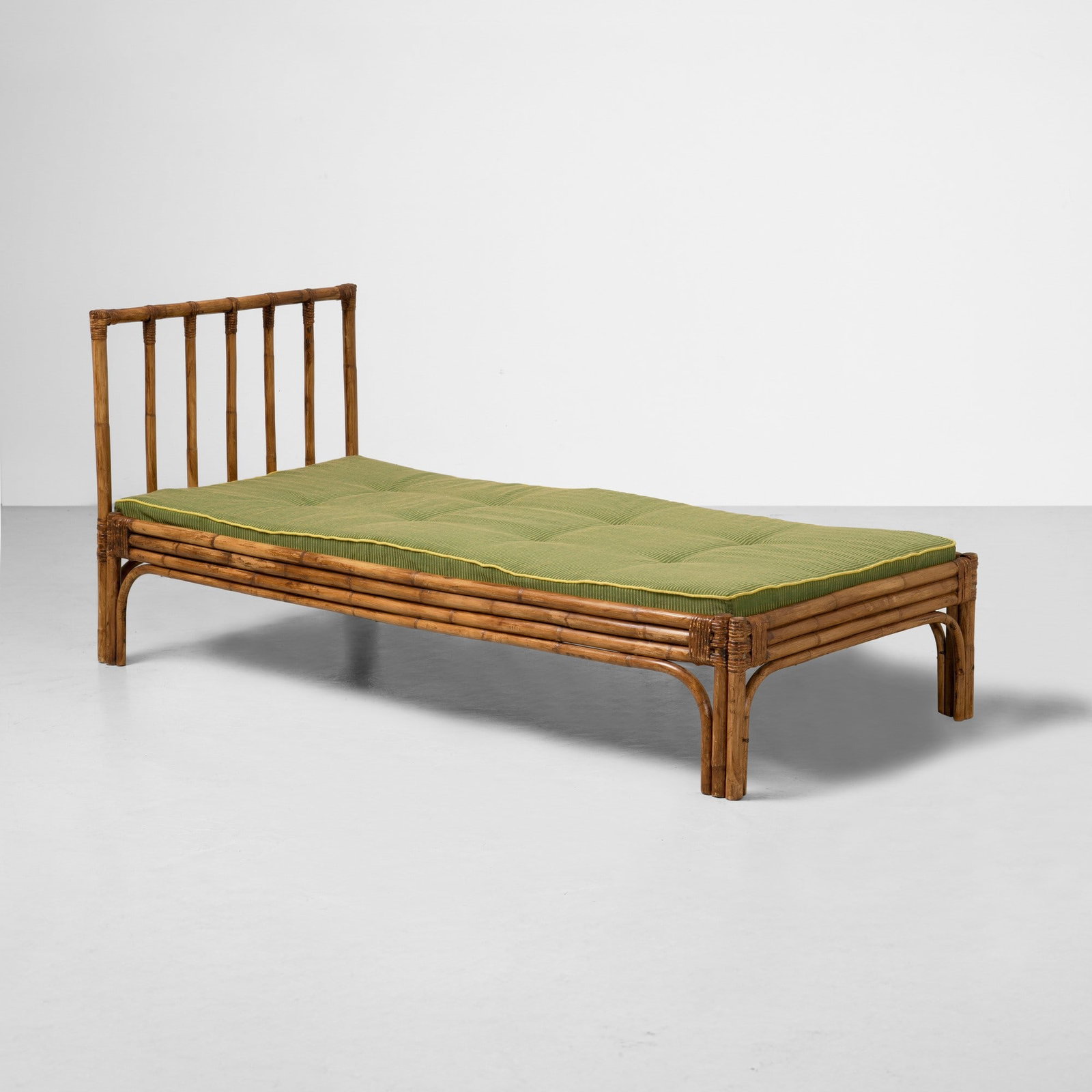 Vivai del Sud Daybed: Struttura in bambù e canna d'India. Materasso rivestito di tessuto capitonné. Prod. Vivai del Sud, Italia, 1960 ca. . Measuers: cm 202X90X85