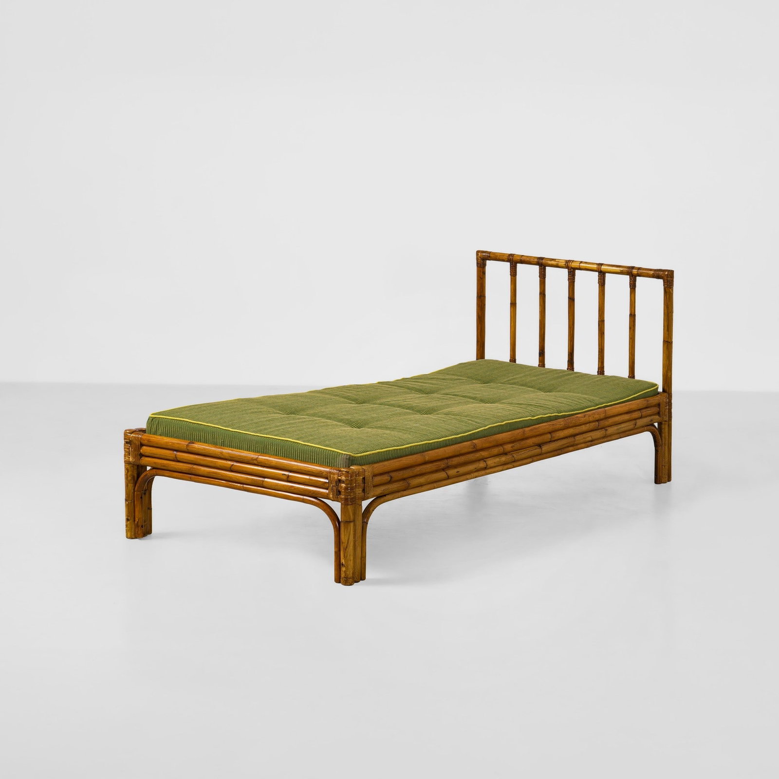 Vivai del Sud Daybed: Struttura in bambù e canna d'India. Materasso rivestito di tessuto capitonné. Prod. Vivai del Sud, Italia, 1960 ca. . Measuers: cm 202X90X85