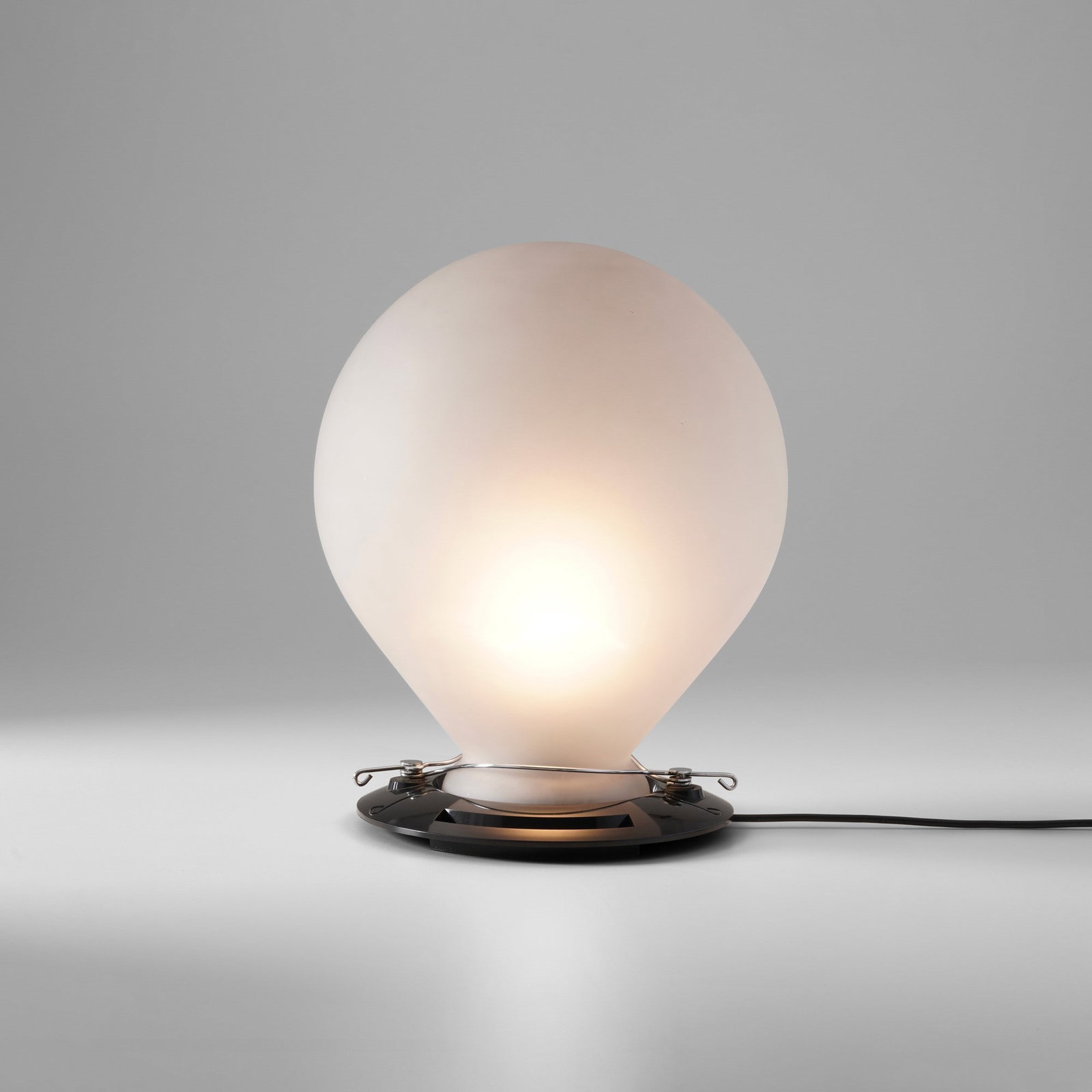 Umberto Riva Lampada da tavolo mod. Bubbola: Struttura in materiale plastico, dettagli in metallo. Diffusore in vetro satinato. Prod. Ve-Art, Italia, 1970 ca. . Measuers: W. 32 - H. 40 cm