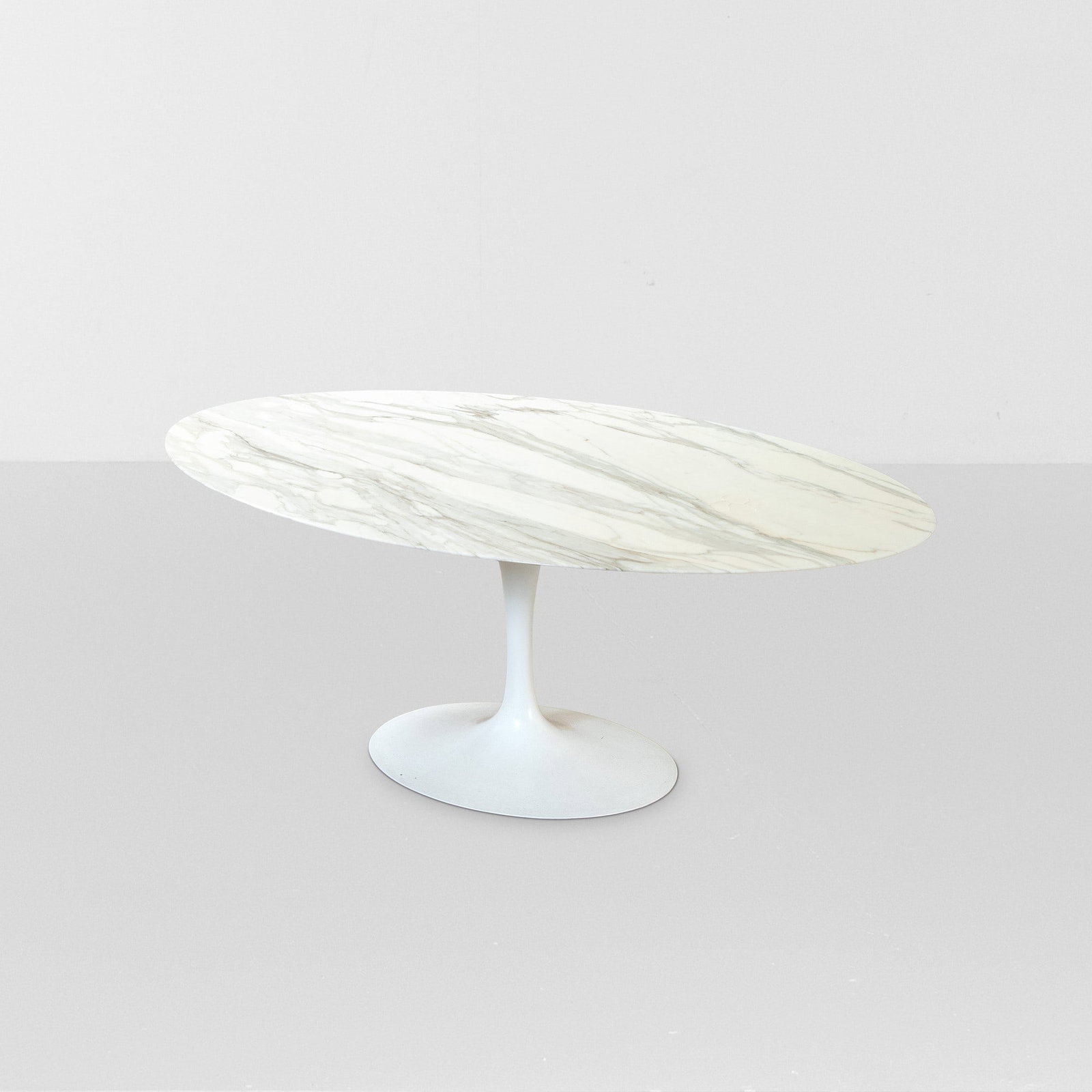 Eero Saarinen Tavolo mod. Tulip: Base in fusione di alluminio ricoperto di Rieslan. Piano in marmo. Prod. Knoll International, USA, 1970 ca. . Measuers: W. 199 - D. 121 - H. 74 Cm