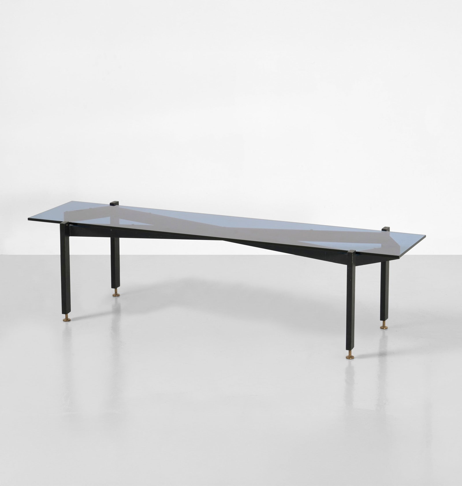 Fontana Arte Tavolo basso: Struttura in metallo laccato e puntali in ottone. Piano in cristallo molato e colorato. Prod. Fontana Arte, Italia, 1960 ca. . Measuers: cm 151X35X40