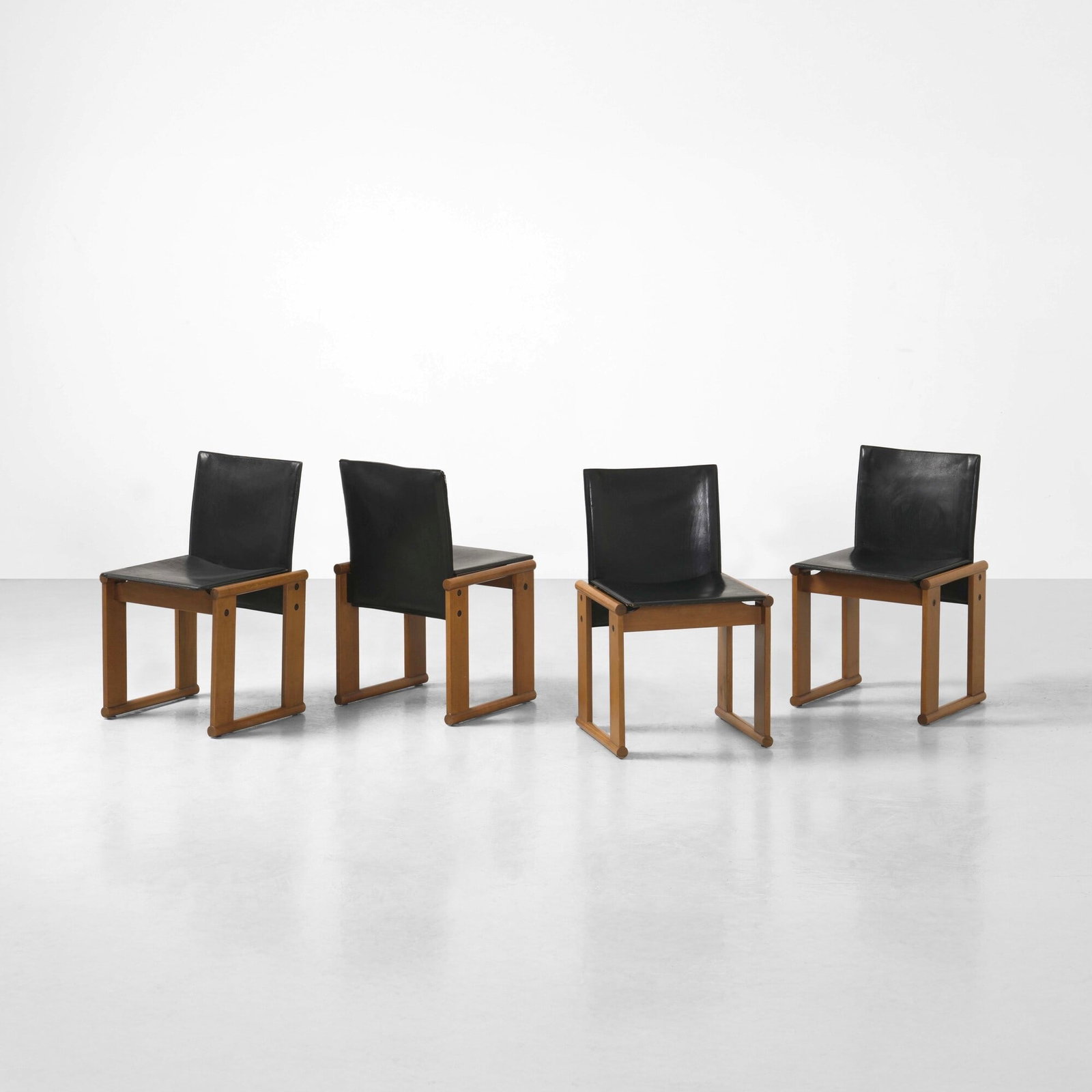 Afra e Tobia Scarpa Quattro sedie mod. Monk: Struttura in legno e rivestimento in cuoio. Prod. Molteni, Italia, 1974. G. Gramigna, Repertorio del design italiano 1950-2000, p. 222, Allemandi, 2021 . Measuers: cm 51X48X80
